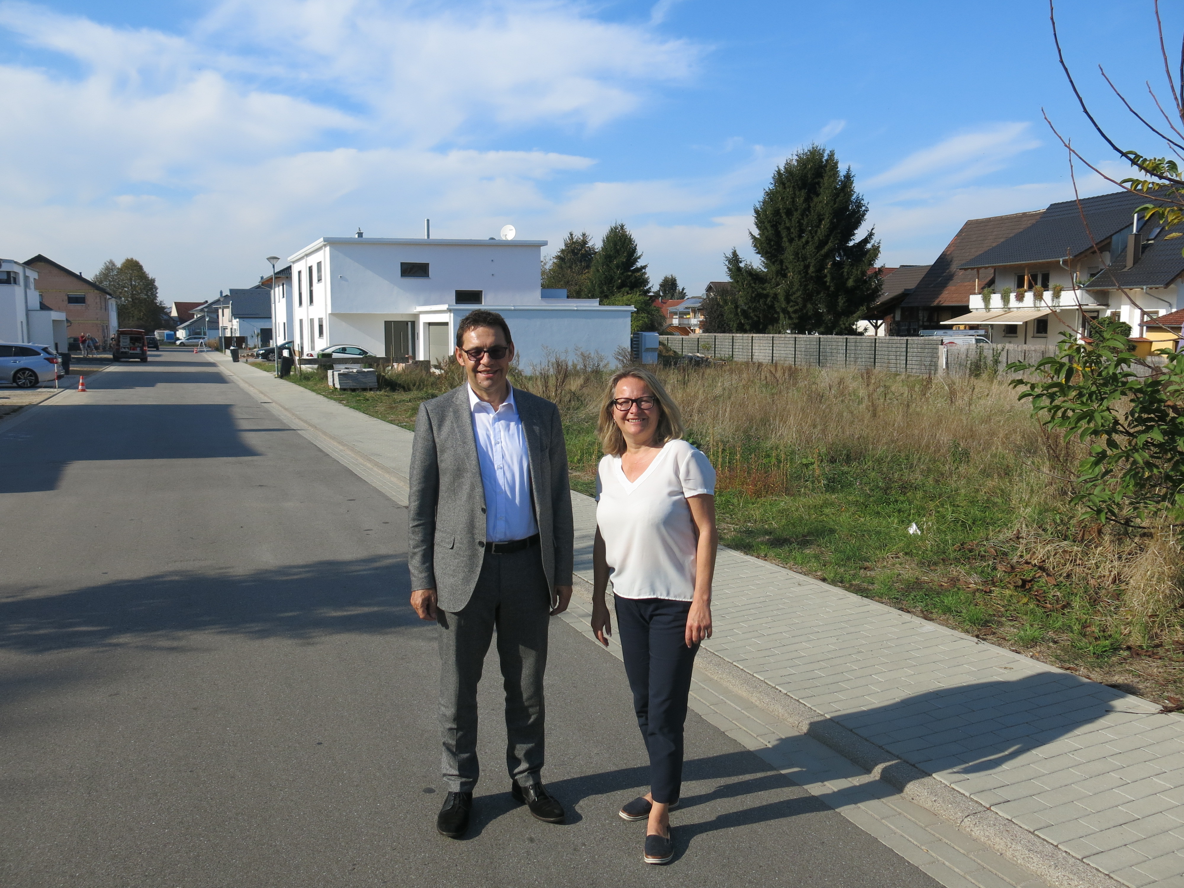 Oberbürgermeister Klaus Muttach und Ortsvorsteherin Christine Rösch stehen im Baugebiet Feldmatt.