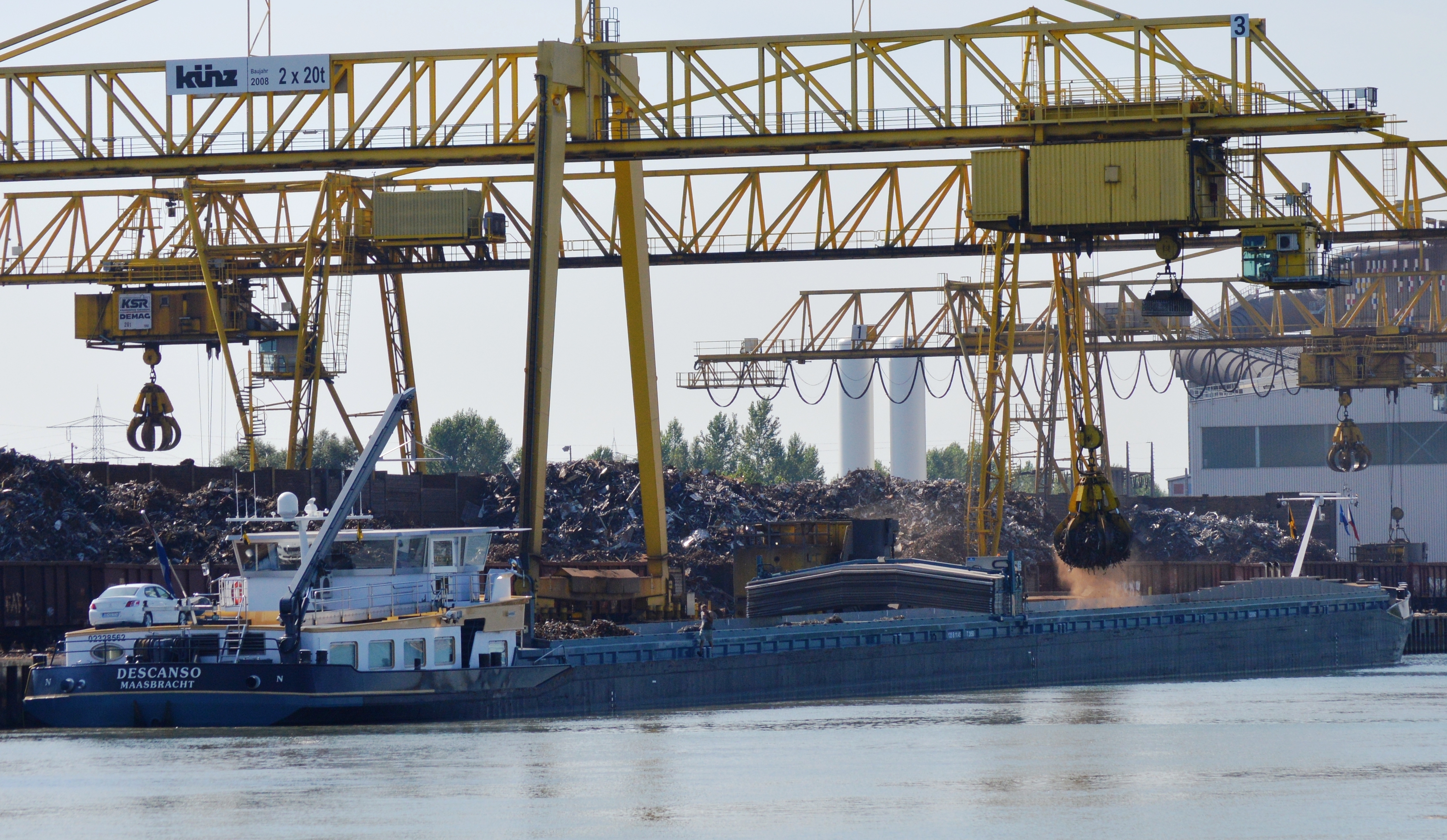 Mit bis zu einem Drittel weniger an Ladung kommen die Schiffe in den Kehler Hafen.