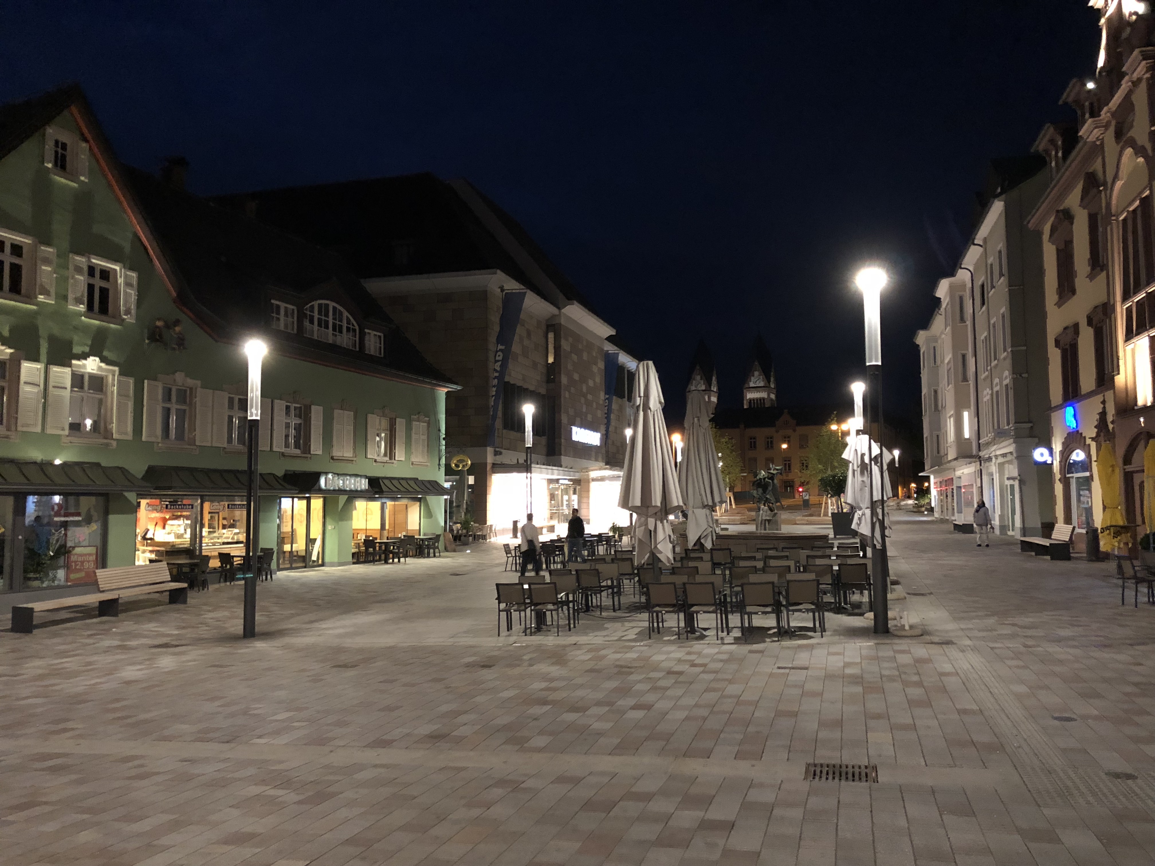 Auf dem Offenburger Lindenplatz ist das neue Lichtkonzept für die Innenstadt bereits umgesetzt.
