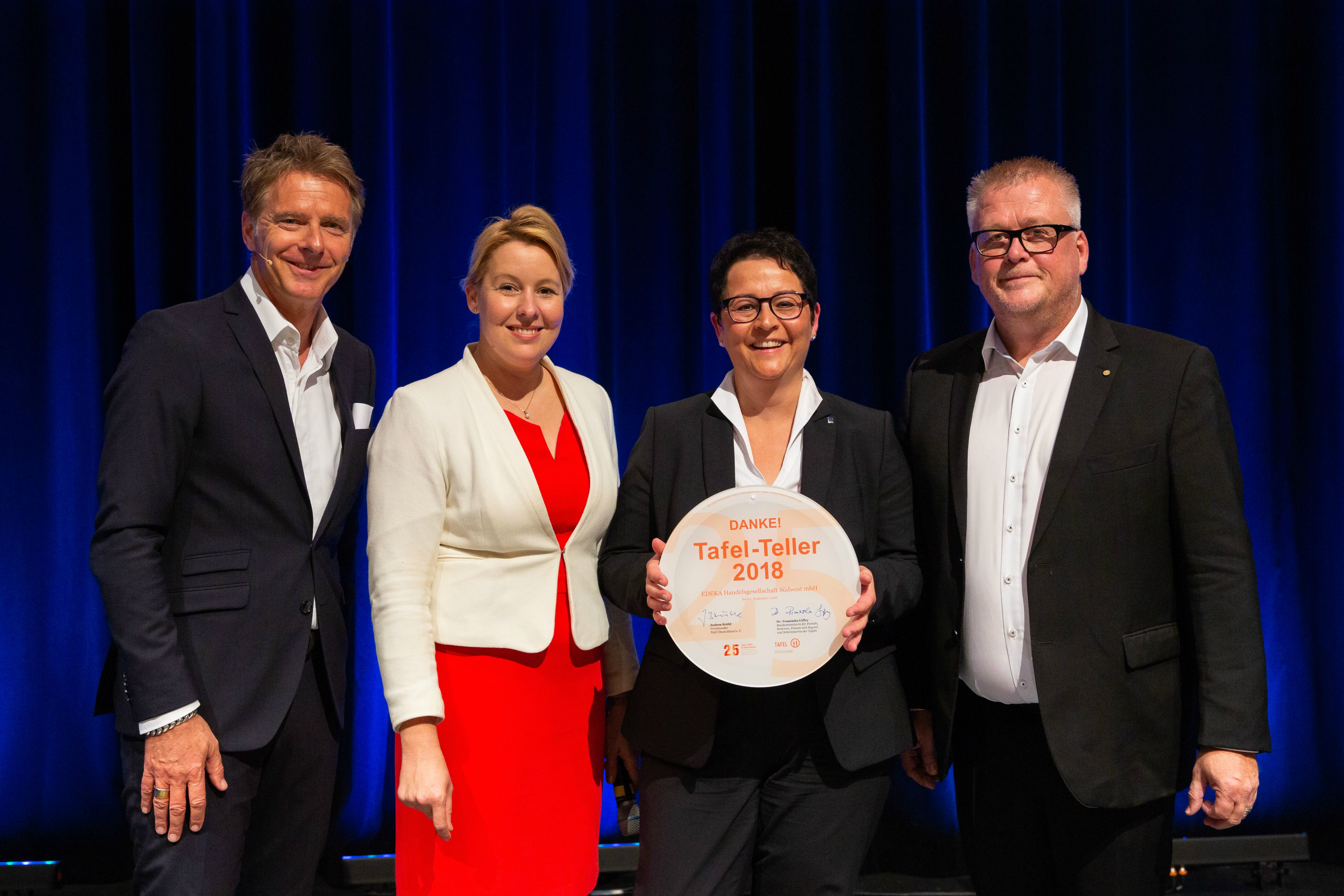Michaela Meyer (3. v. l.) nahm den Teller von Familienministerin Dr. Franziska Giffey (2. v. l.) und Jochen Brühl (r.) entgegen – links: Moderator Jörg Pilawa.