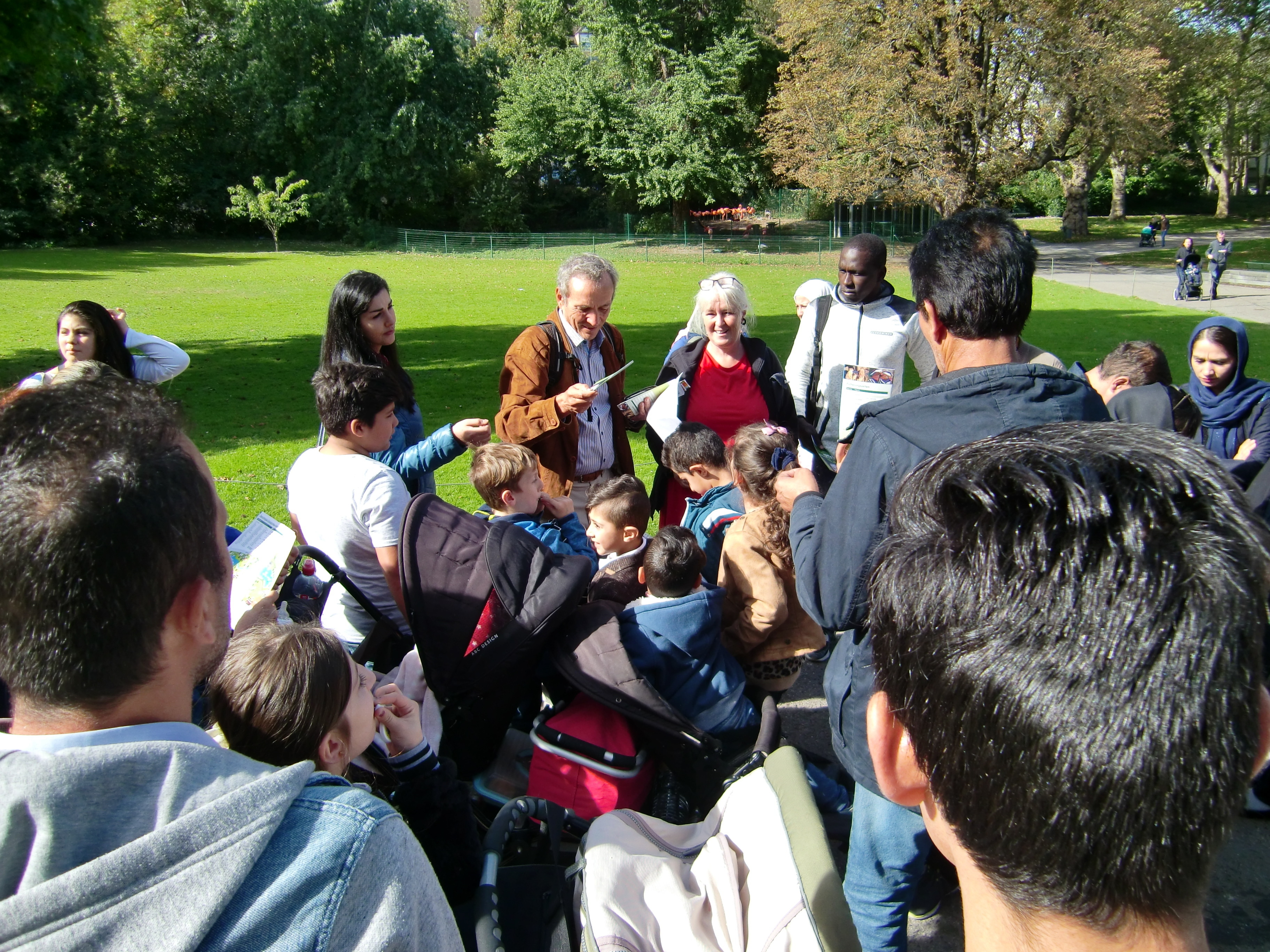 Gemeinsam mit ihren Schützlingen besuchte die Flüchtlingshilfe Rebland den Karlsruher Zoo.