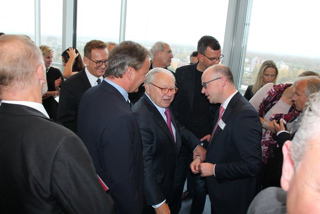 Bad in der Menge: Hubert und Landrat Frank Scherer | Foto: gro