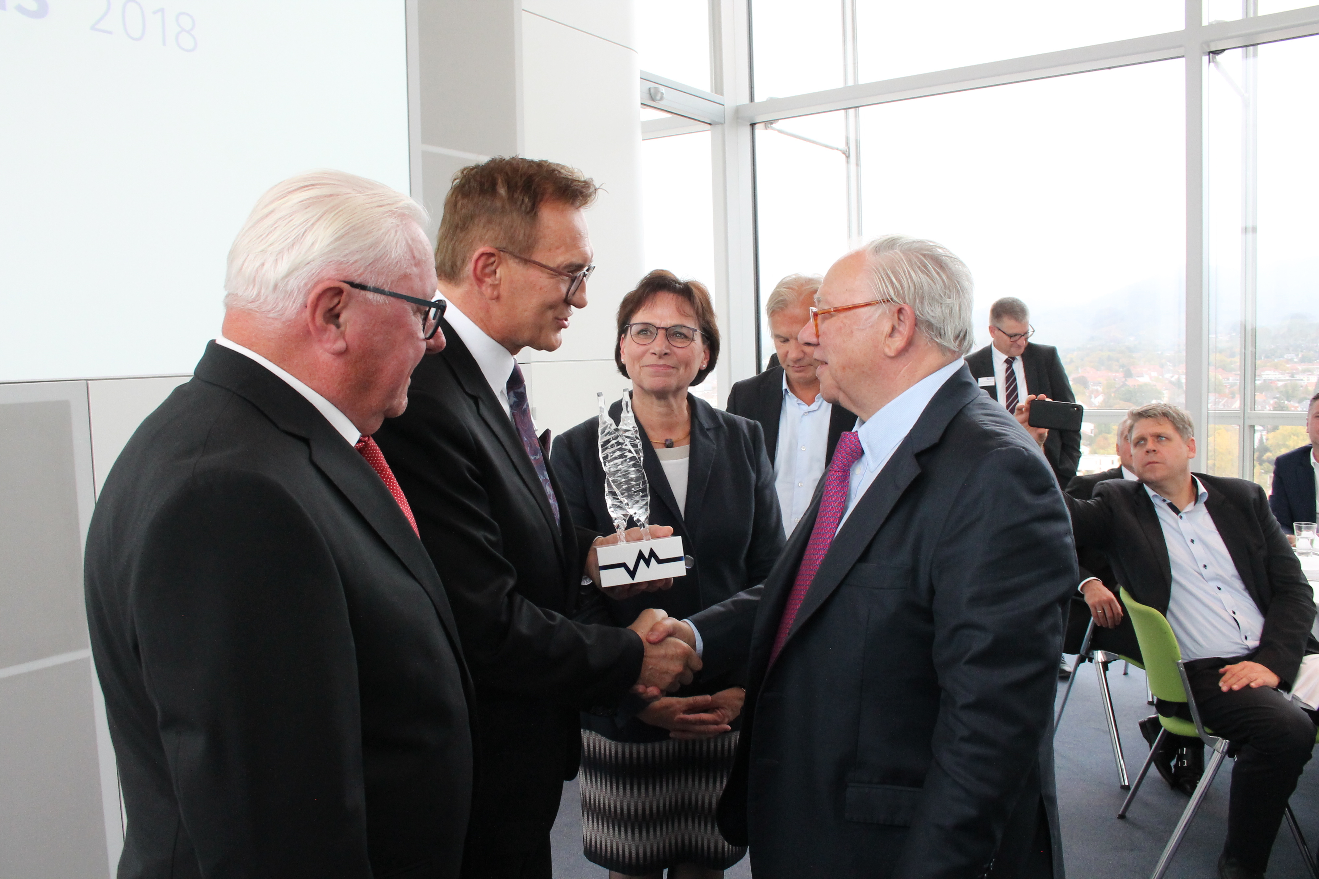 Duschan Gert (2. v. l.) übergibt den Ehrenpreis an Dr. Hubert Burda (r.), links im Bild Lothar Nadler, erster Präsident des Marketing Clubs Ortenau/Offenburg und Oberbürgermeisterin Edith Schreiner.