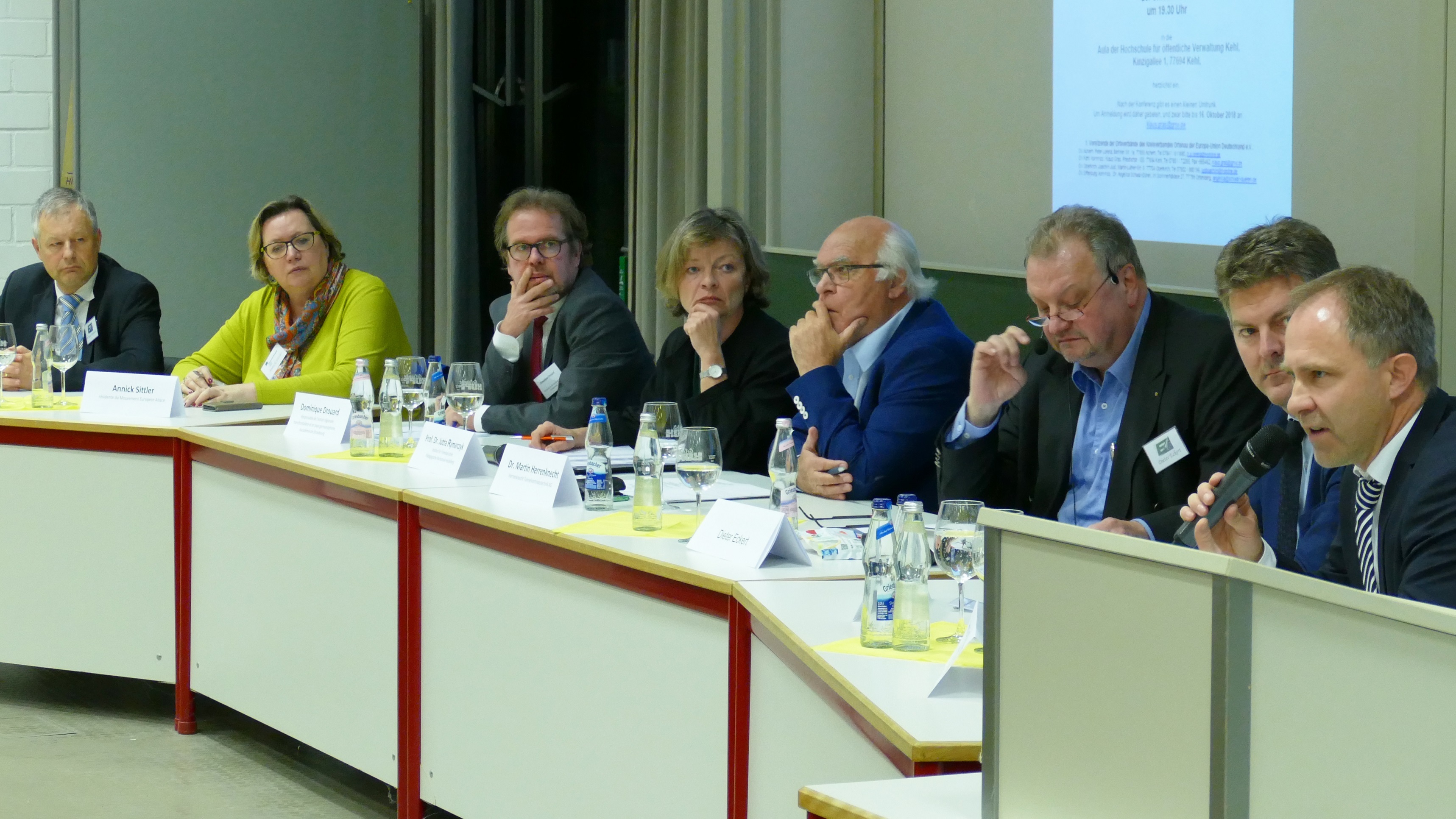 Das Podium zum Thema "Fremdsprachenunterricht in der Grundschule"