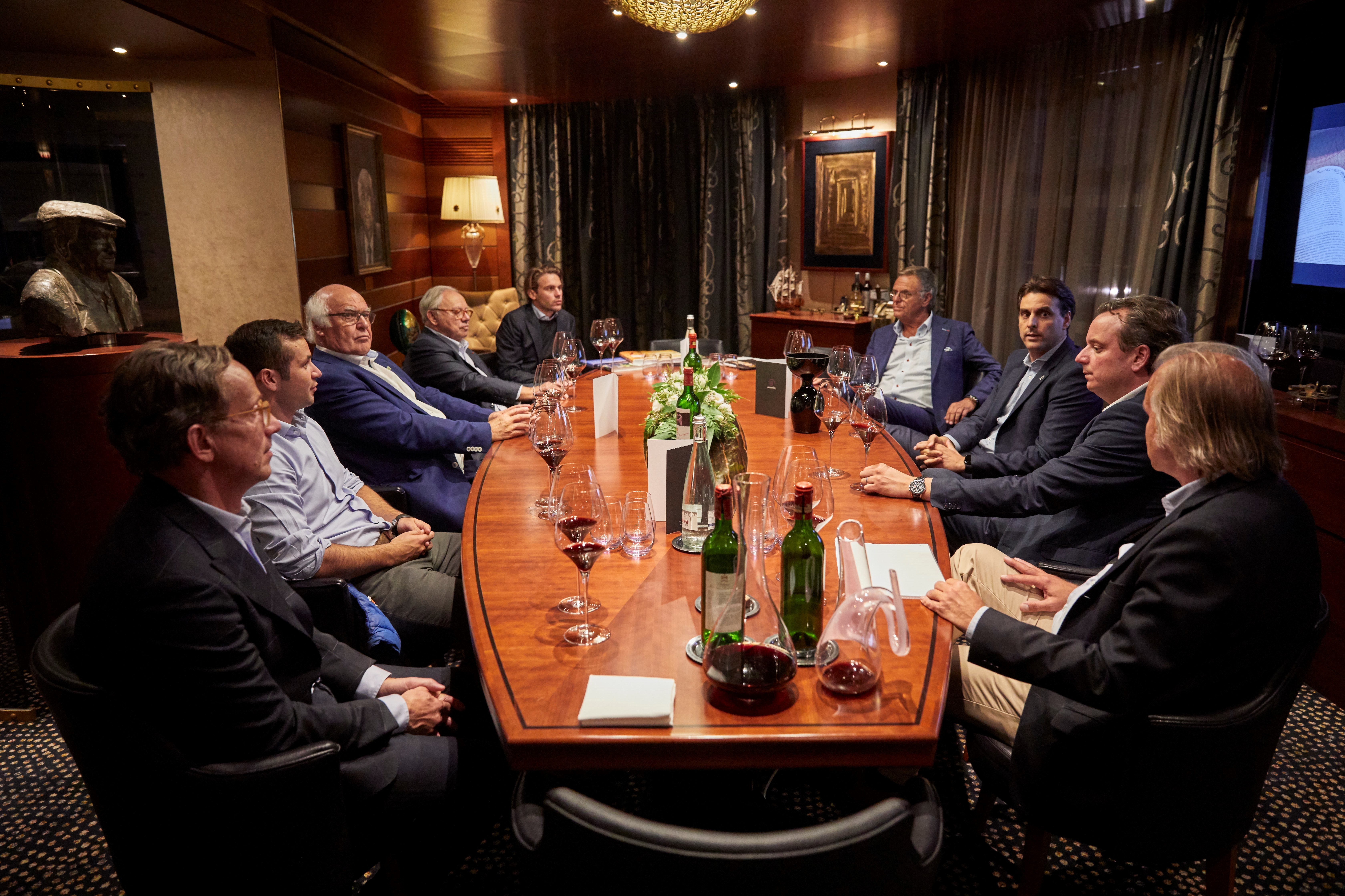 Badens Big Player an einem Tisch - linke Seite von hinten: Jacob Burda, Hubert Burda, Martin Herrenknecht, Martin-Devid Herrenknecht, Achim Kühn (Unternehmenskommunikation Herrenknecht AG); rechte Seite von hinten: Roland Mack, Thomas Mack, Michael Mack, Kari Albermann (Berater Burda)