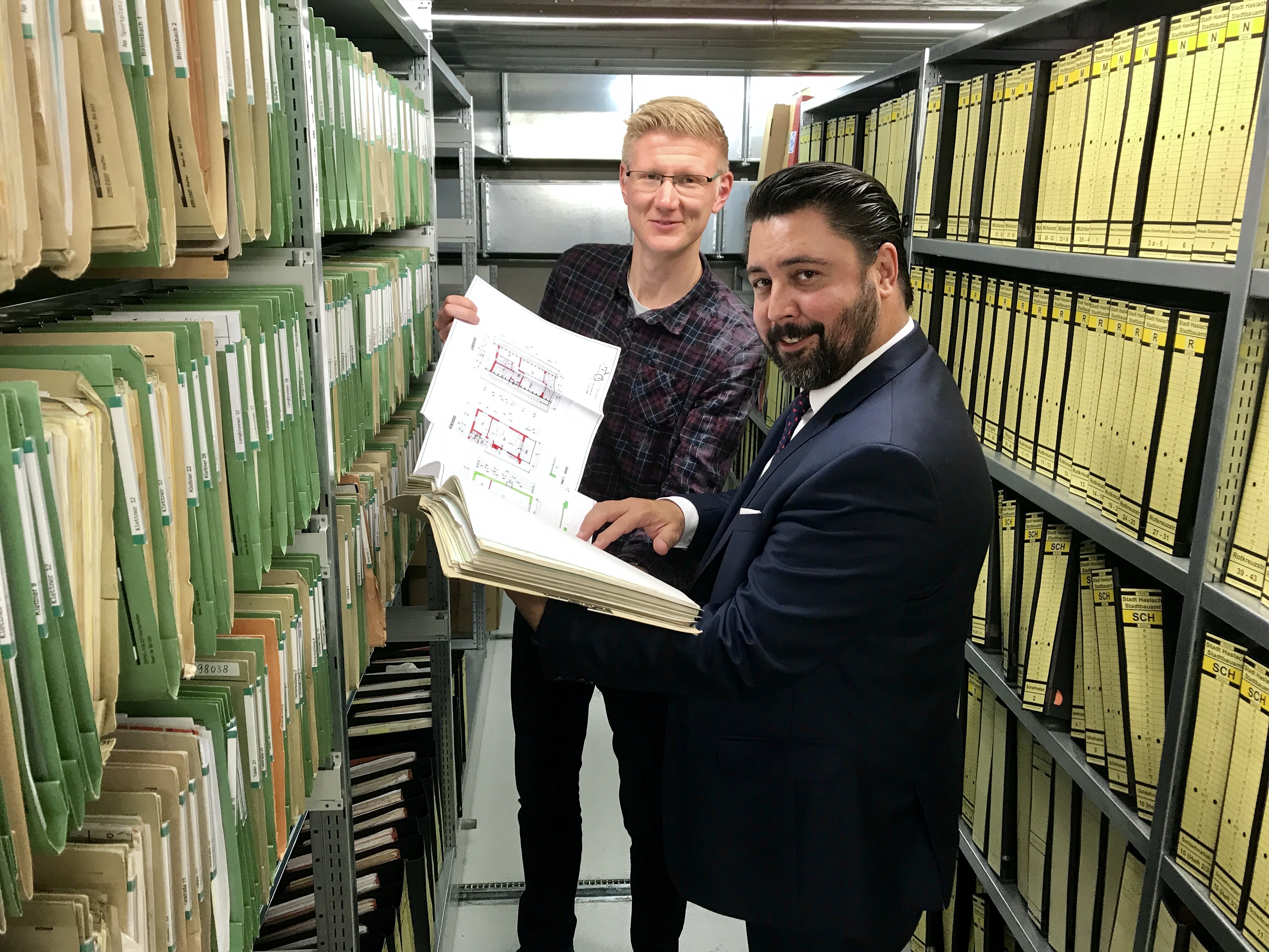 Neuer Stadtarchivar Simon Schoo mit Haslachs Bürgermeister Philipp Saar