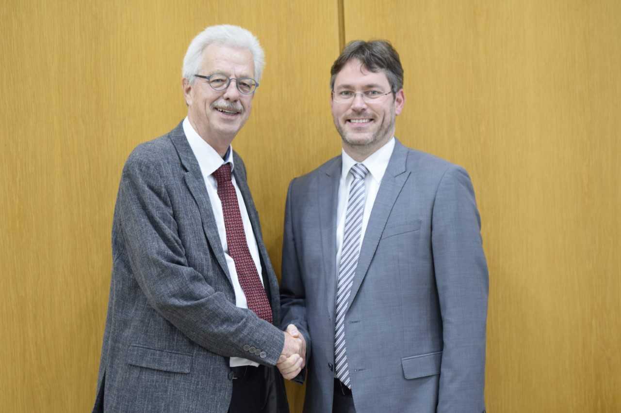 Otto Neudeck gratuliert Christian Dusch (r.) zur Wahl.