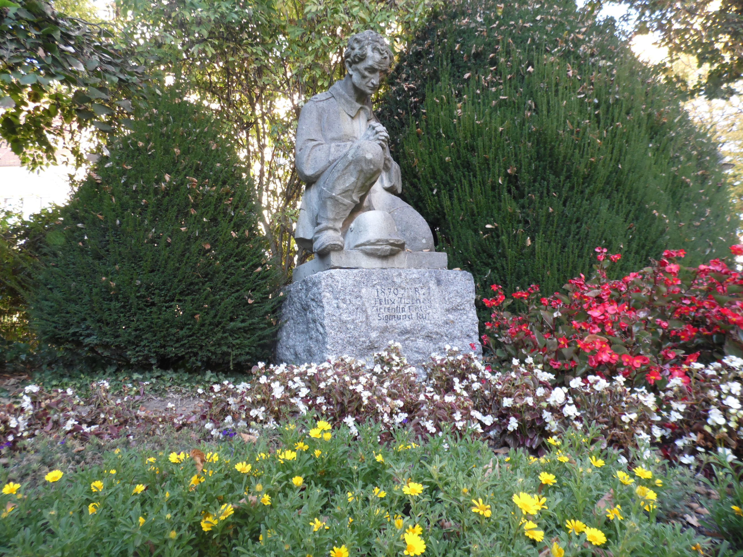 Das Ehrenmal von 1870/71 zeigt einen trauernden Soldaten.