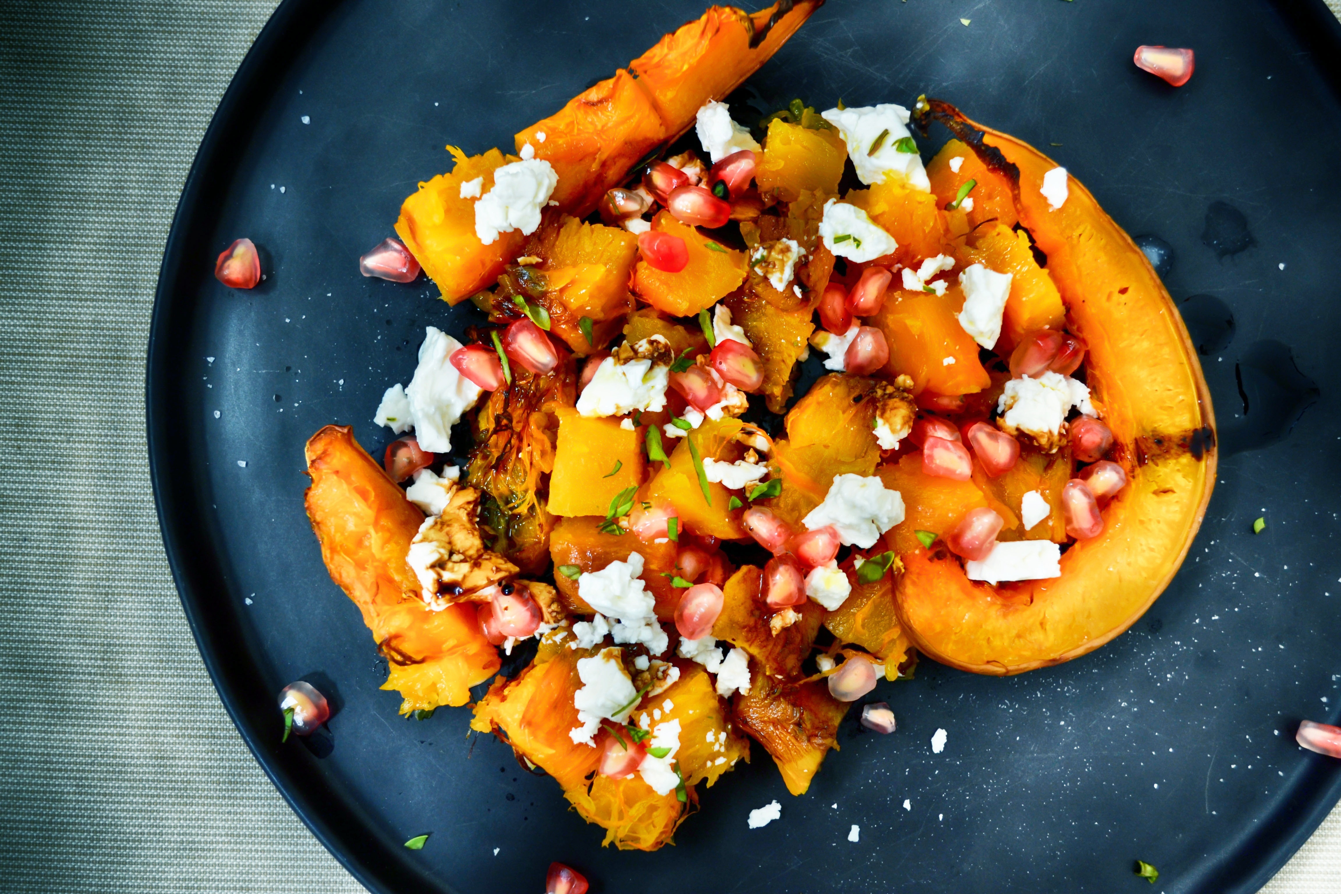 Kürbis einmal anders als Salat mit Süßkartoffeln und Granatapfel
