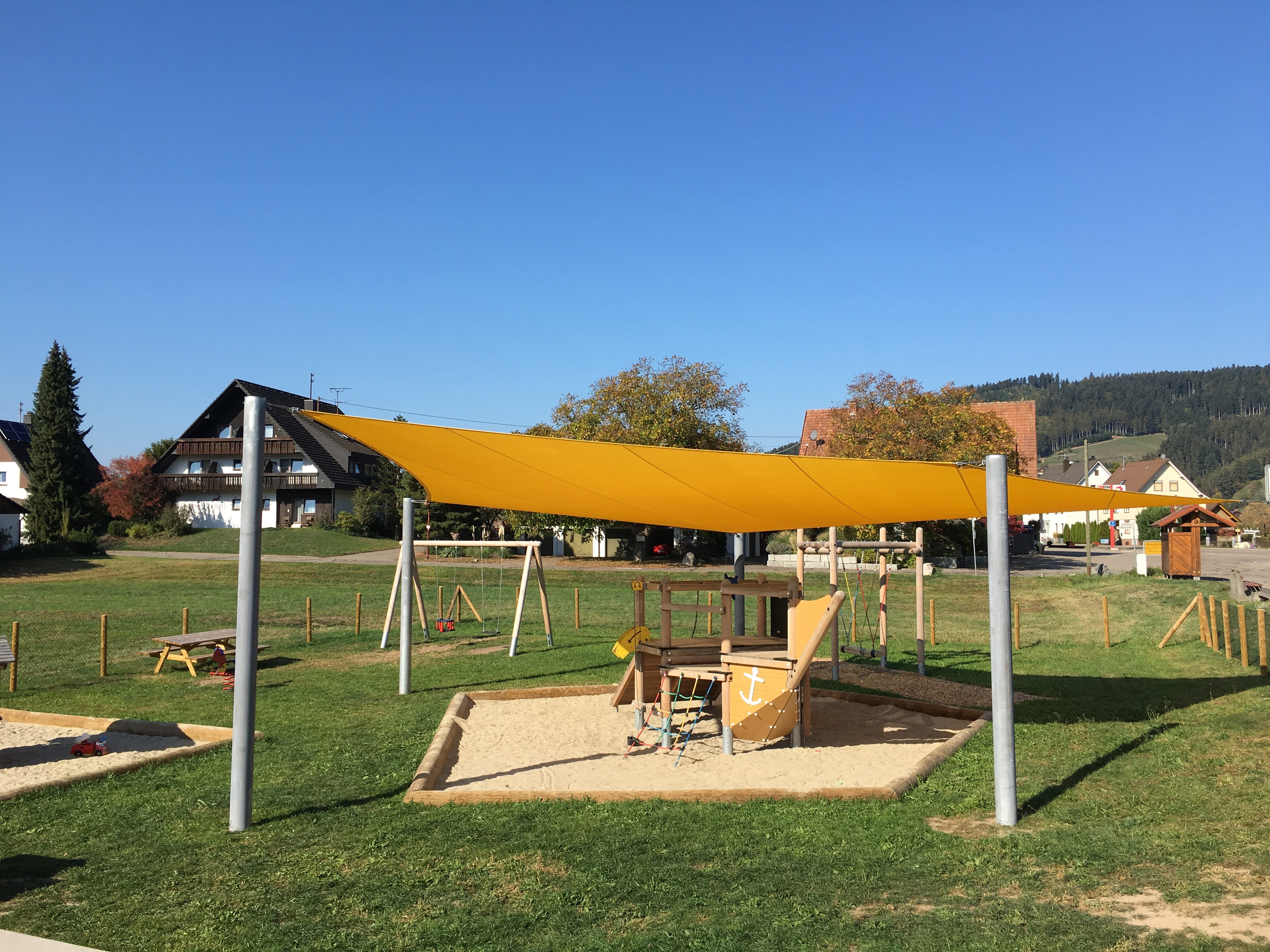 Neues Sonnensegel auf dem Spielplatz in Gutach "Turm"
