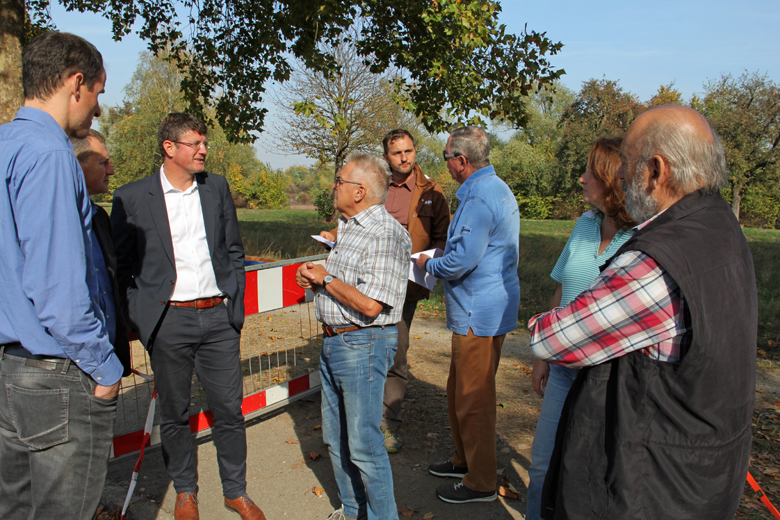 Im Gespräch vor Ort: Bürgermeister Oliver Martini (3. v. l.), Robert Schulz (Mitte), Thilo Becker (ganz links), Markus Seger und Klaus Binkert (hinten), Corinne Amend (2. v. r.) und Bernhard Mußler (2. v. l.), ganz rechts steht Hans-Dieter Morgenthaler