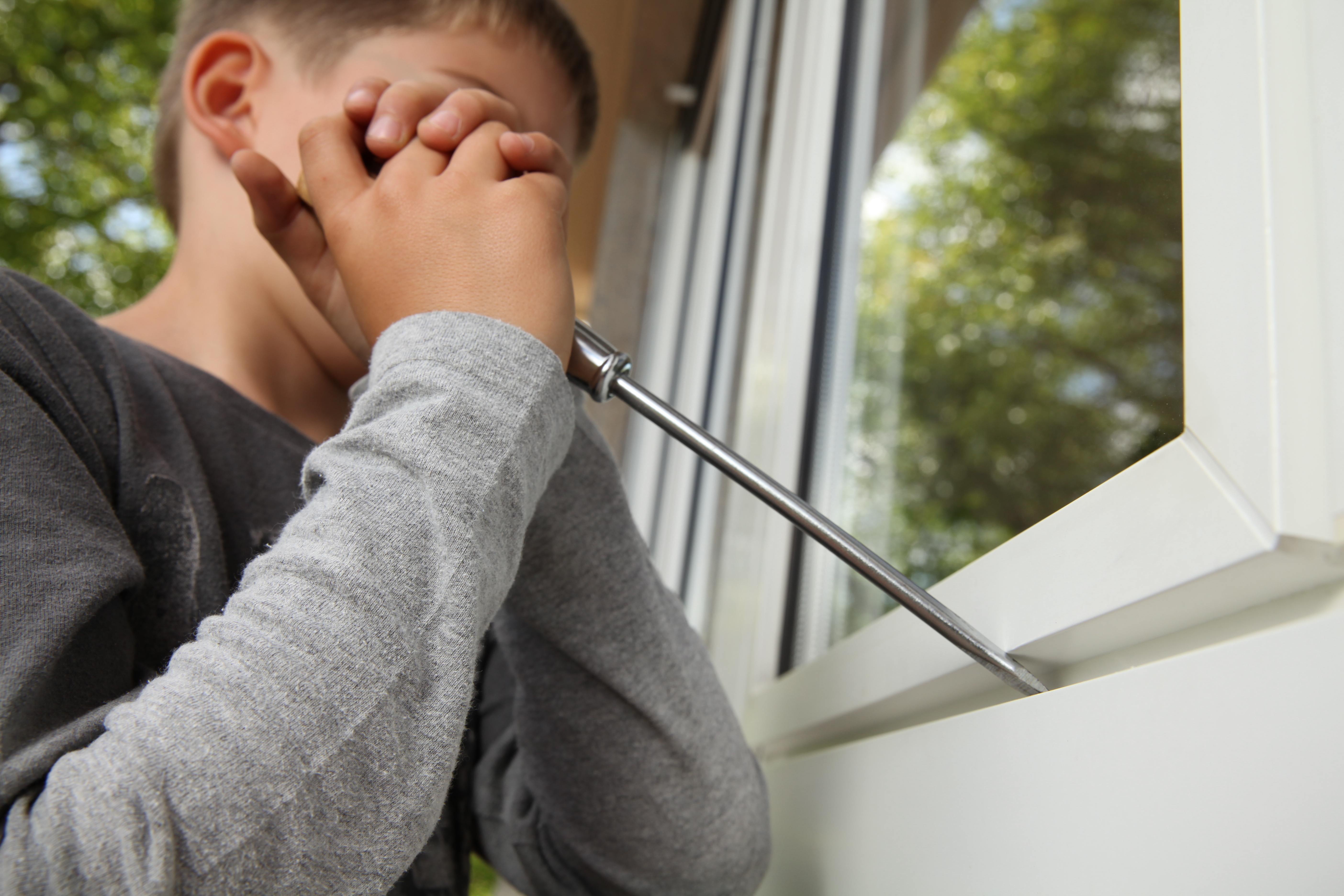 Geübte Einbrecher bekommen nicht ausreichend gesicherte Fenster schnell aufgebrochen.