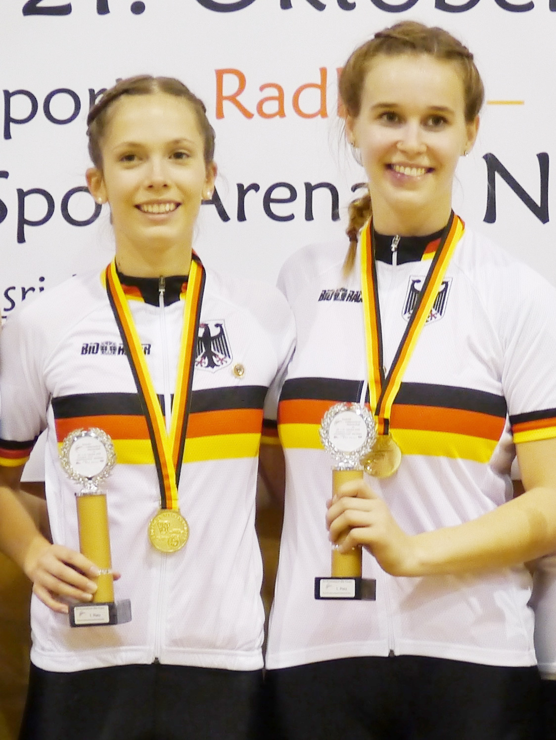 Sophie-Marie Nattmann (rechts) und Caroline Wurth nach dem Gewinn der deutschen Meisterschaft.