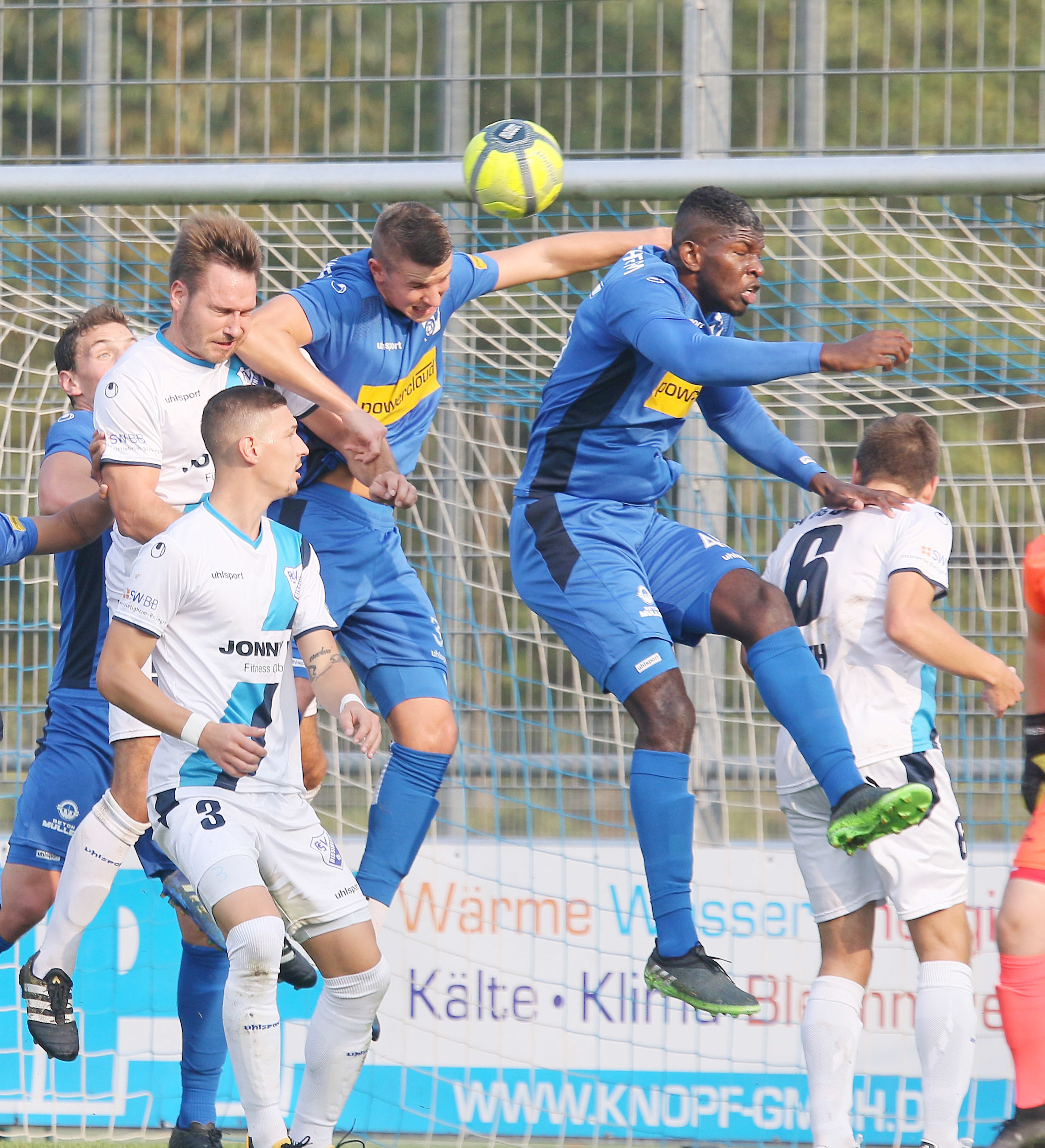 Die Abwehr des SV Oberachern (blaues Trikot) hatte im Auswärtsspiel beim FC Nöttingen Schwerstarbeit zu verrichten und unterlag am Ende.