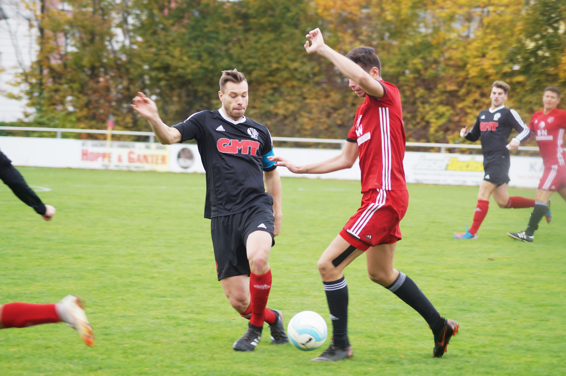 Der SC Hofstetten (rotes Trikot) gewann beim VfB Bühl mit 1:0.