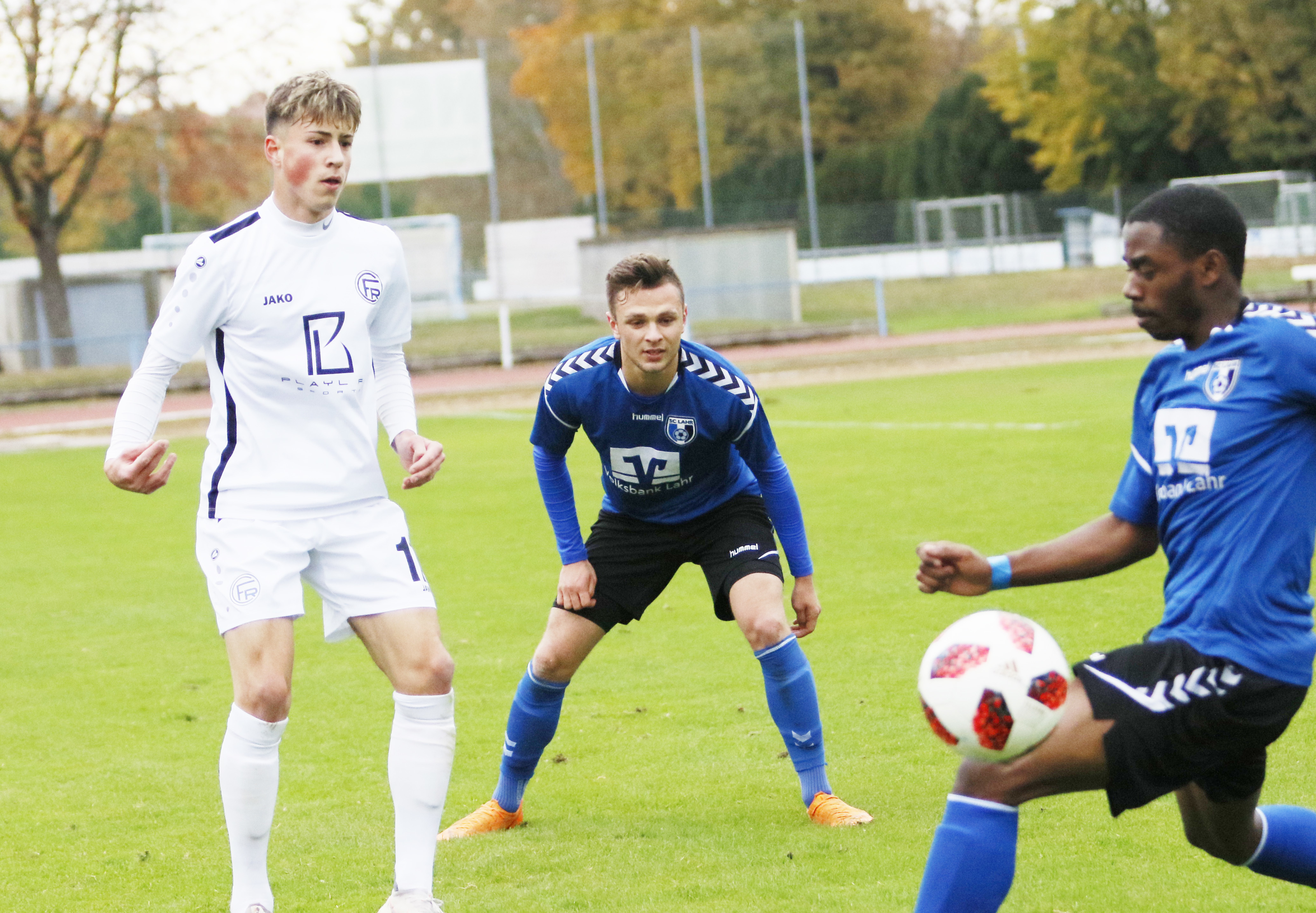 Die Spieler des SC Lahr haben den Ball voll im Visier, verloren am Ende jedoch verdient.