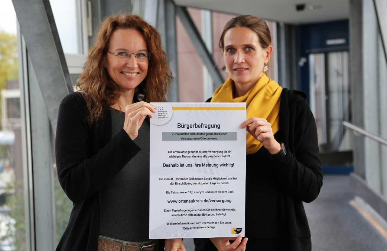 Evelyn Bressau (l.), Leiterin der Arbeitsgruppe, und Janine Feicke (r.), Leiterin der Geschäftsstelle der Kommunalen Gesundheitskonferenz, rufen die Bürger im Ortenaukreis zur Teilnahme an einer Befragung zur ambulanten gesundheitlichen Versorgung auf.