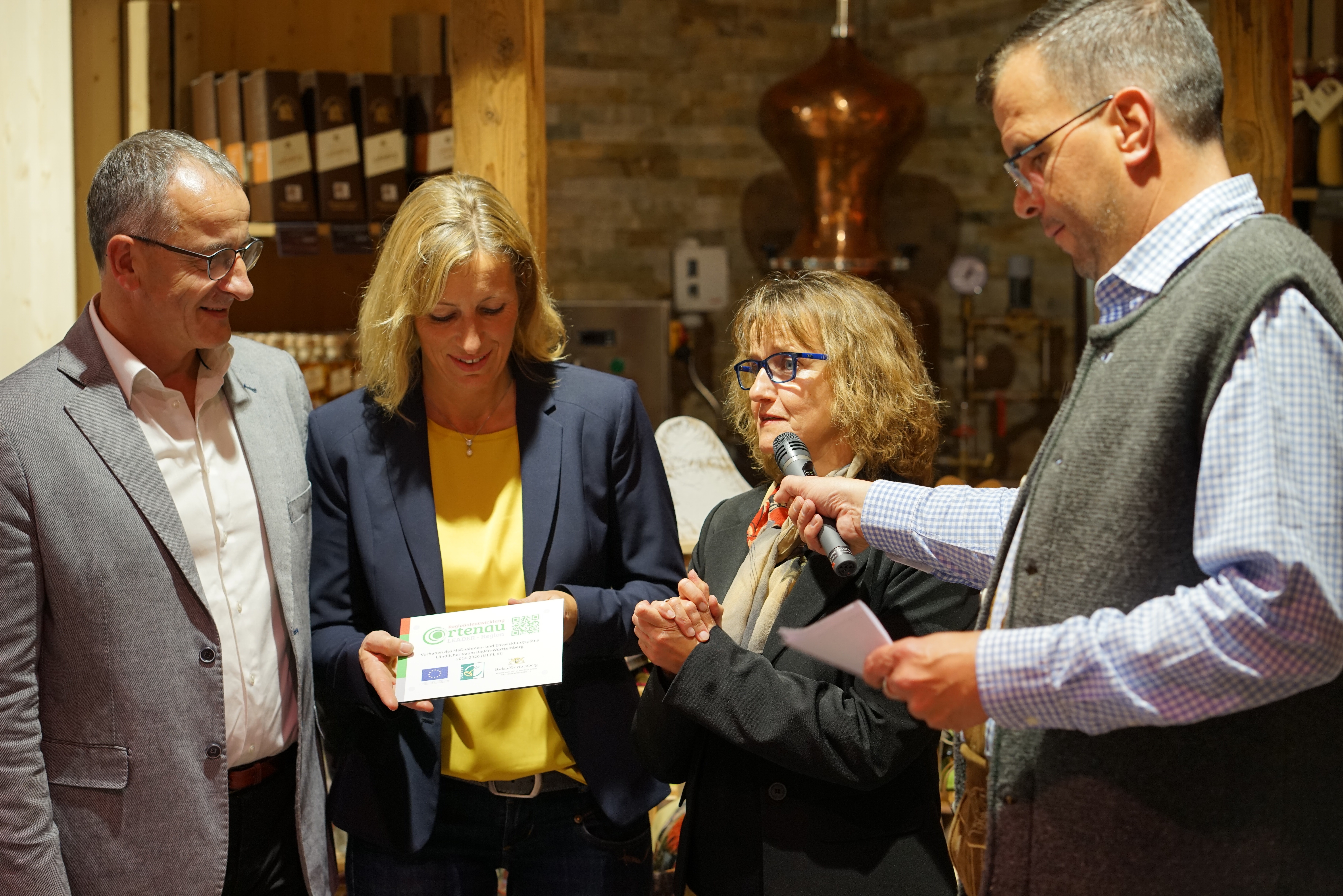 Bildunterschrift: Übergabe der LEADER Plakette durch Vereinsvorsitzende, Verena Kopp-Kast, v. l. m
n. r. Inhaberpaar Ulrich und Brigitte Müller, Verena Kopp-Kast, Markus Knoll