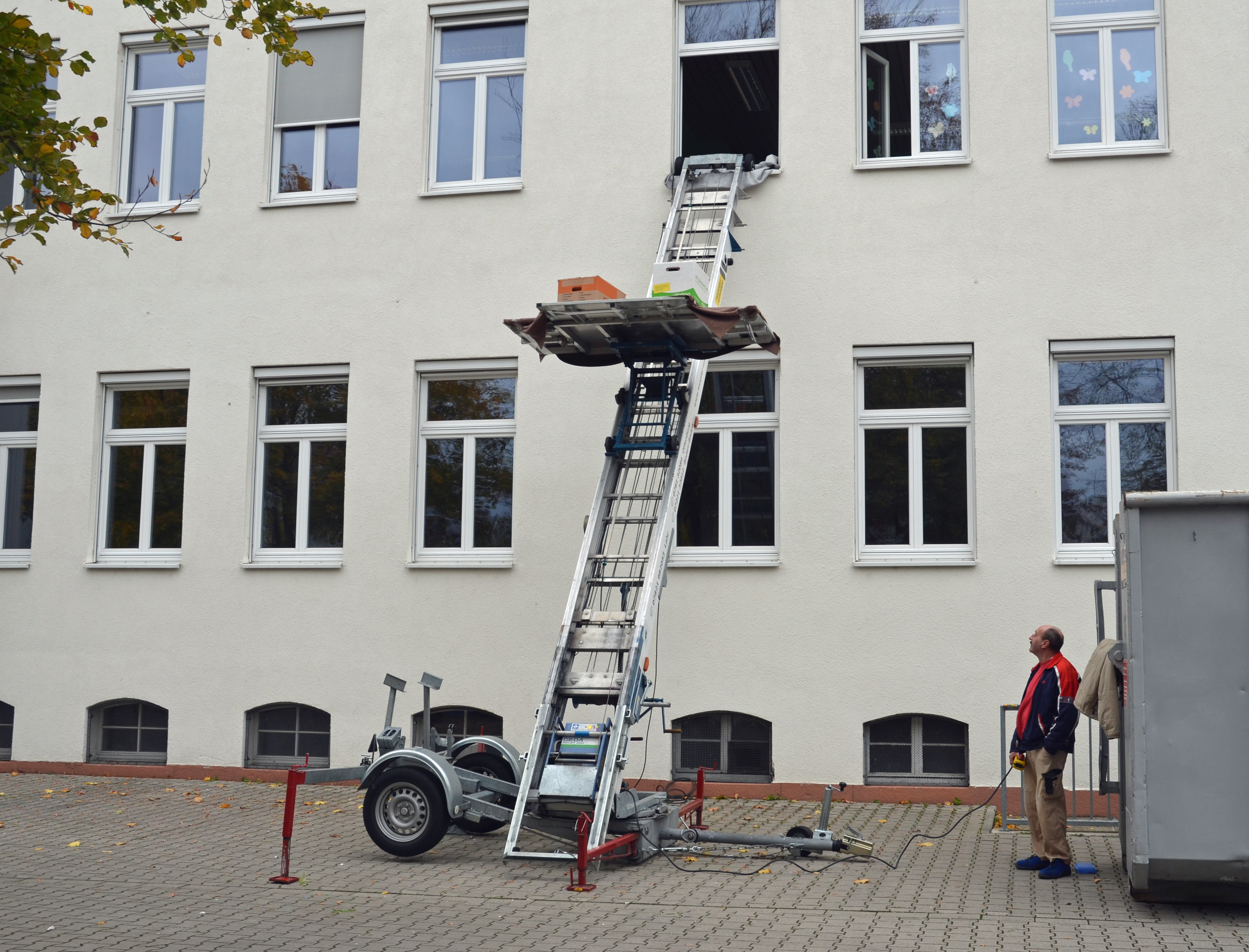 Mithilfe eines Außenlifts wurden mehr als 400 Umzugskartons in die einzelnen Klassenzimmer der Wilhelmschule transportiert.