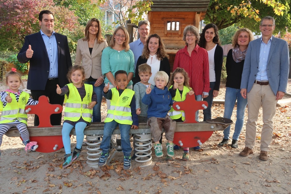 Die Kinder des Kindergartens „Schwester Giovanna“ und die Leiterinnen der Oberkircher Kindergärten freuen sich über die neuen Warnwesten, die der „Round Table 85 Ortenau“ gespendet hat.