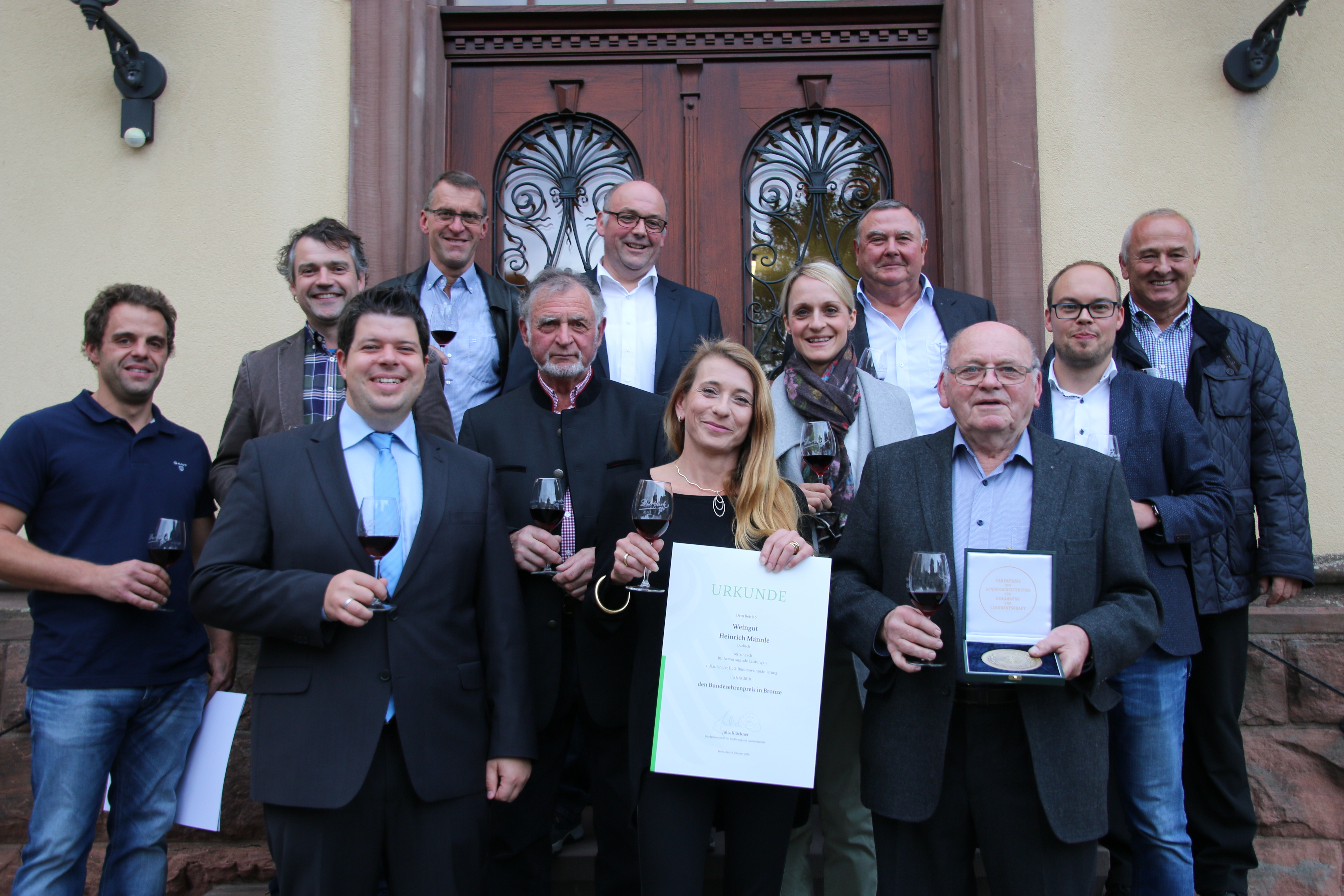 Medaillensegen für den Weinort Durbach: Sylvia und Heinrich Männle (vorne Mitte) erhielten einen DLG-Bundesehrenpreis, aber auch die anderen Weinbaubetriebe schnitten gut ab.