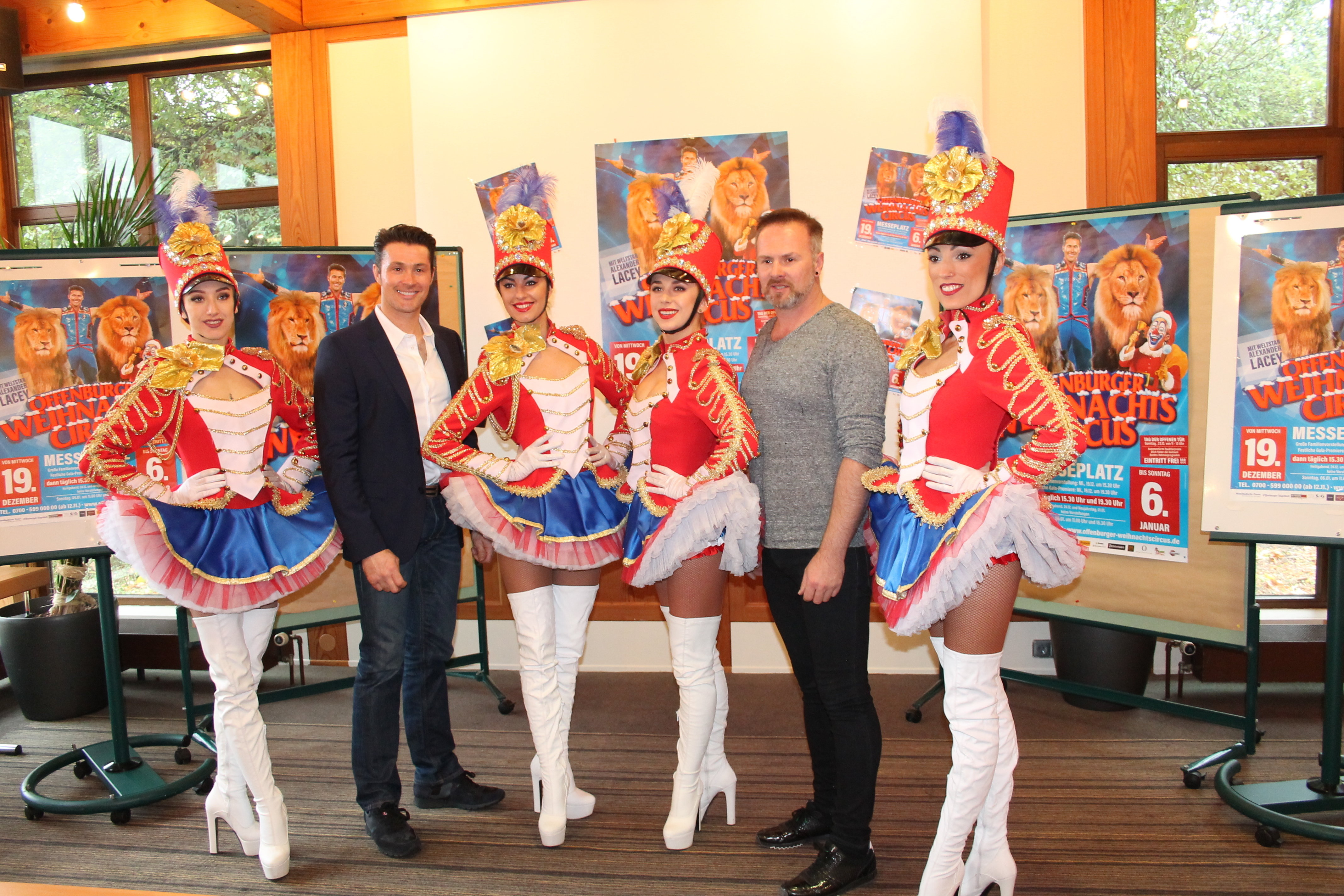 Der Offenburger Weihnachtscircus präsentiert dieses Jahr tolle Tierdressuren – Alexander Lacey (2. v. l.) arbeitet mit Großkatzen und Marek Jama (2. v. r.) mit Pferden und Exoten.
