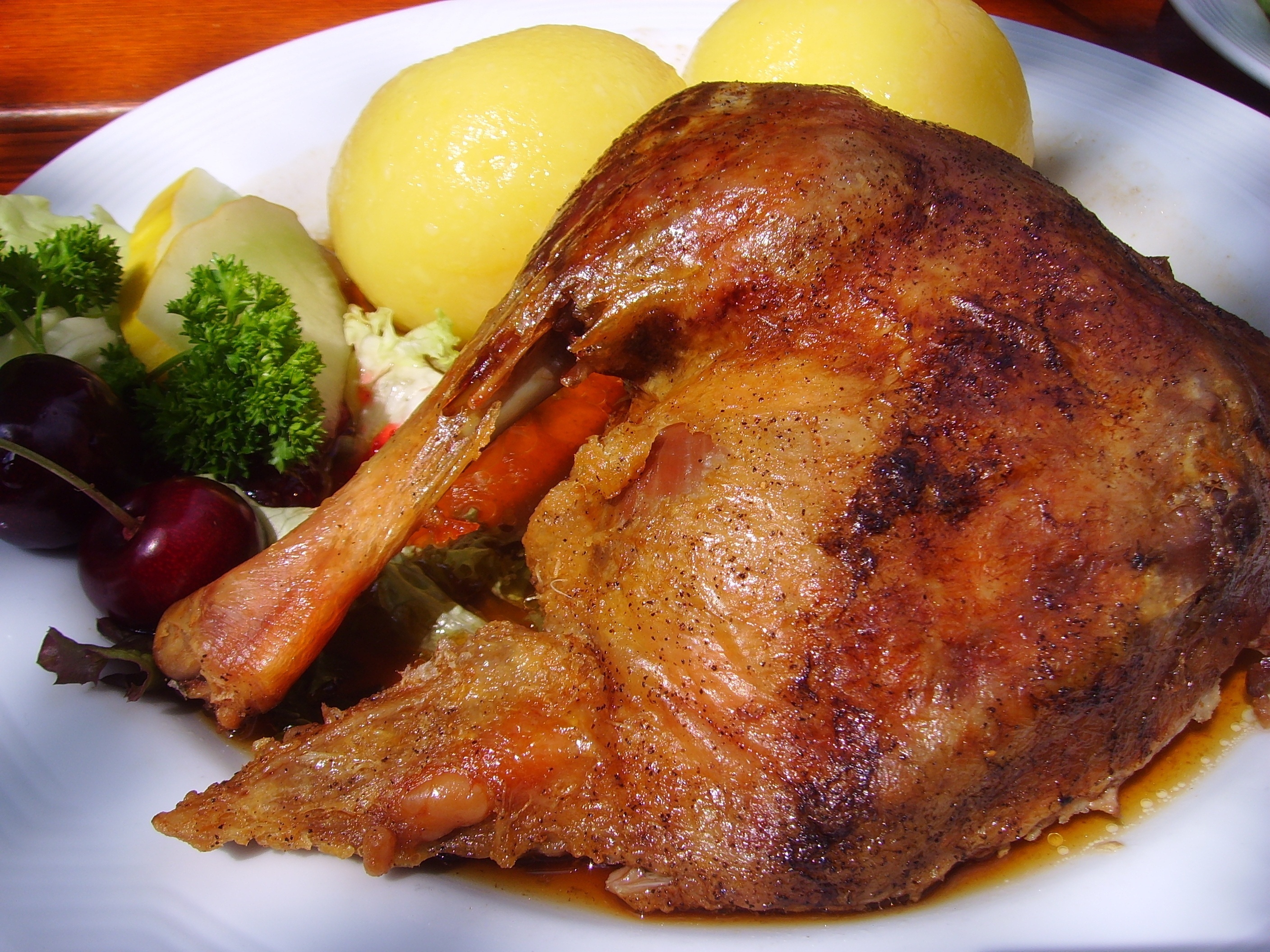 Knödel und Gänsebraten sind eine beliebte Kombination am Martinstag.