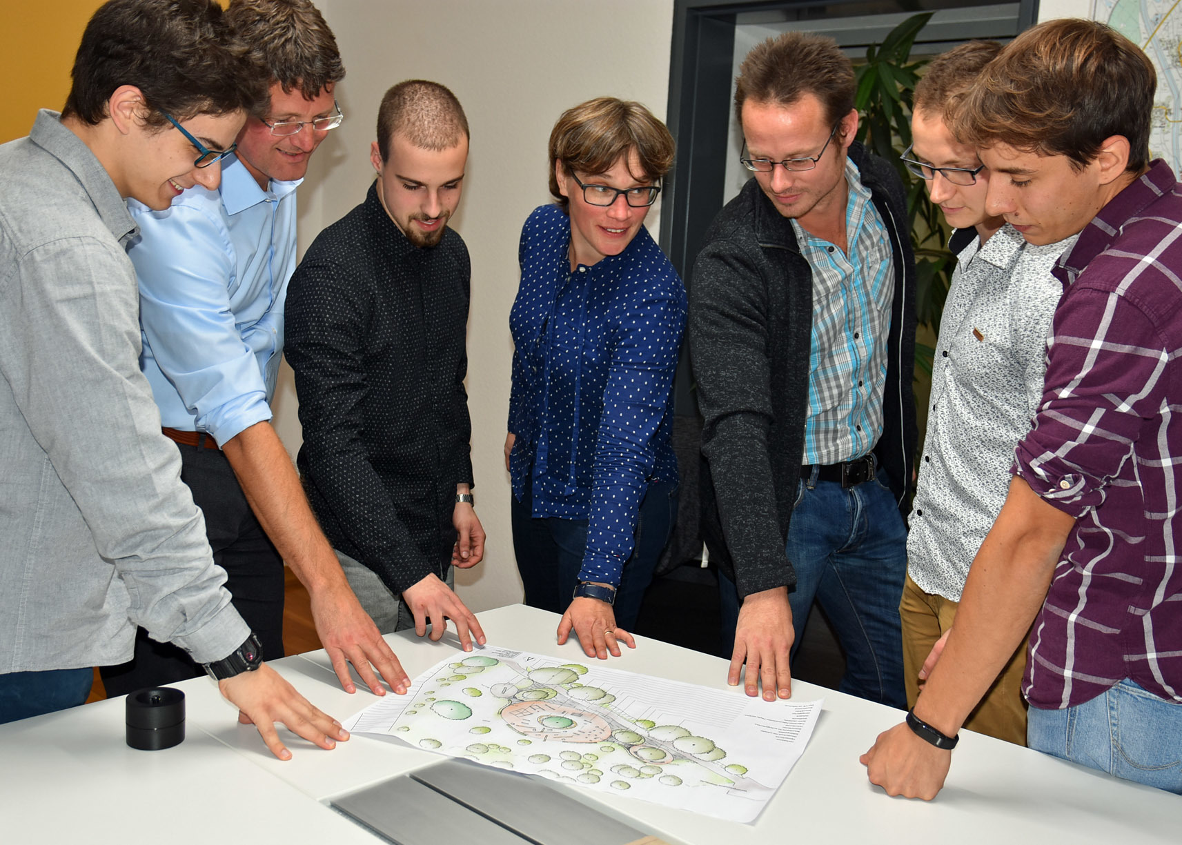Dominic Jäger, Bürgermeister Oliver Martini, Denis Karotsch, Stadtentwicklerin Kirstin Niemann, Sportchef Michel Elsté, Maximilian Franz und Raphael Bühler (v. l.) schauen sich ein erstes Konzept für eine Parkour-Anlage an.