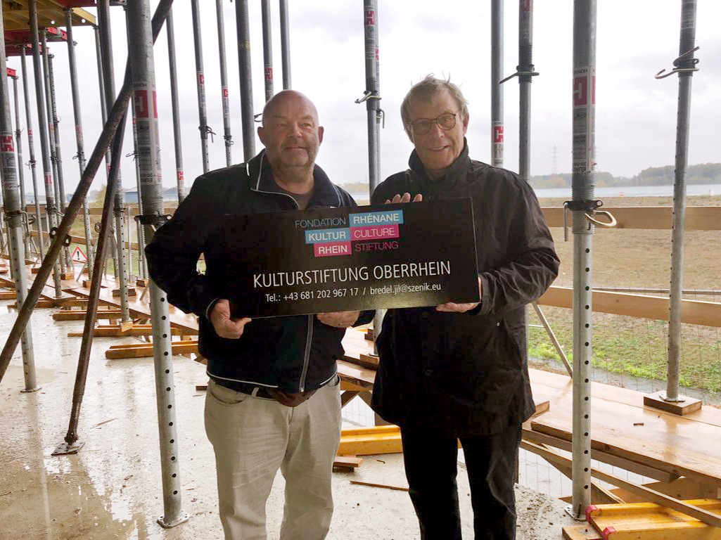 Jürgen Grossmann führt Luc Bredel über die Baustelle.