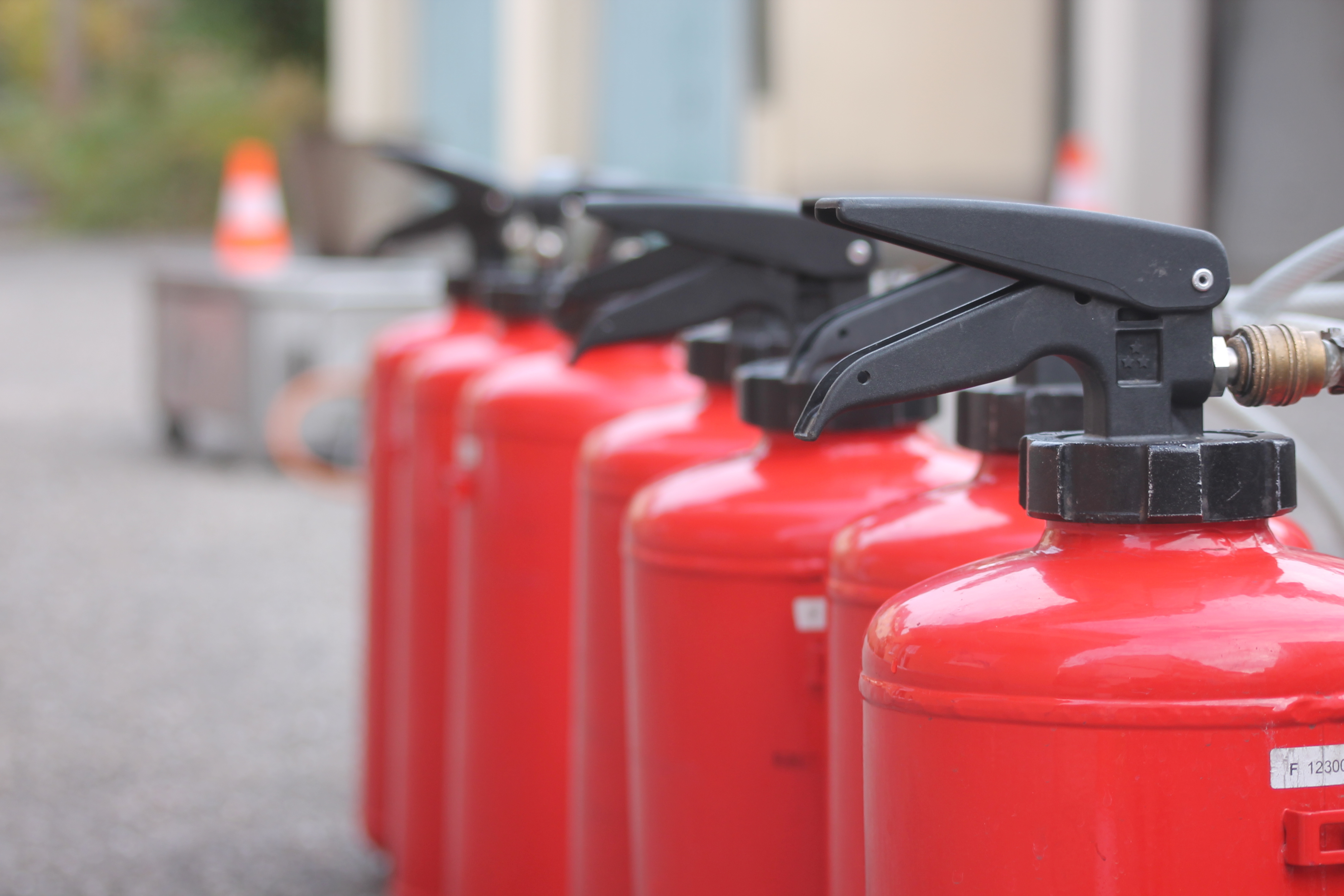 Vor der Übung stehen die Feuerlöscher in Reih und Glied.