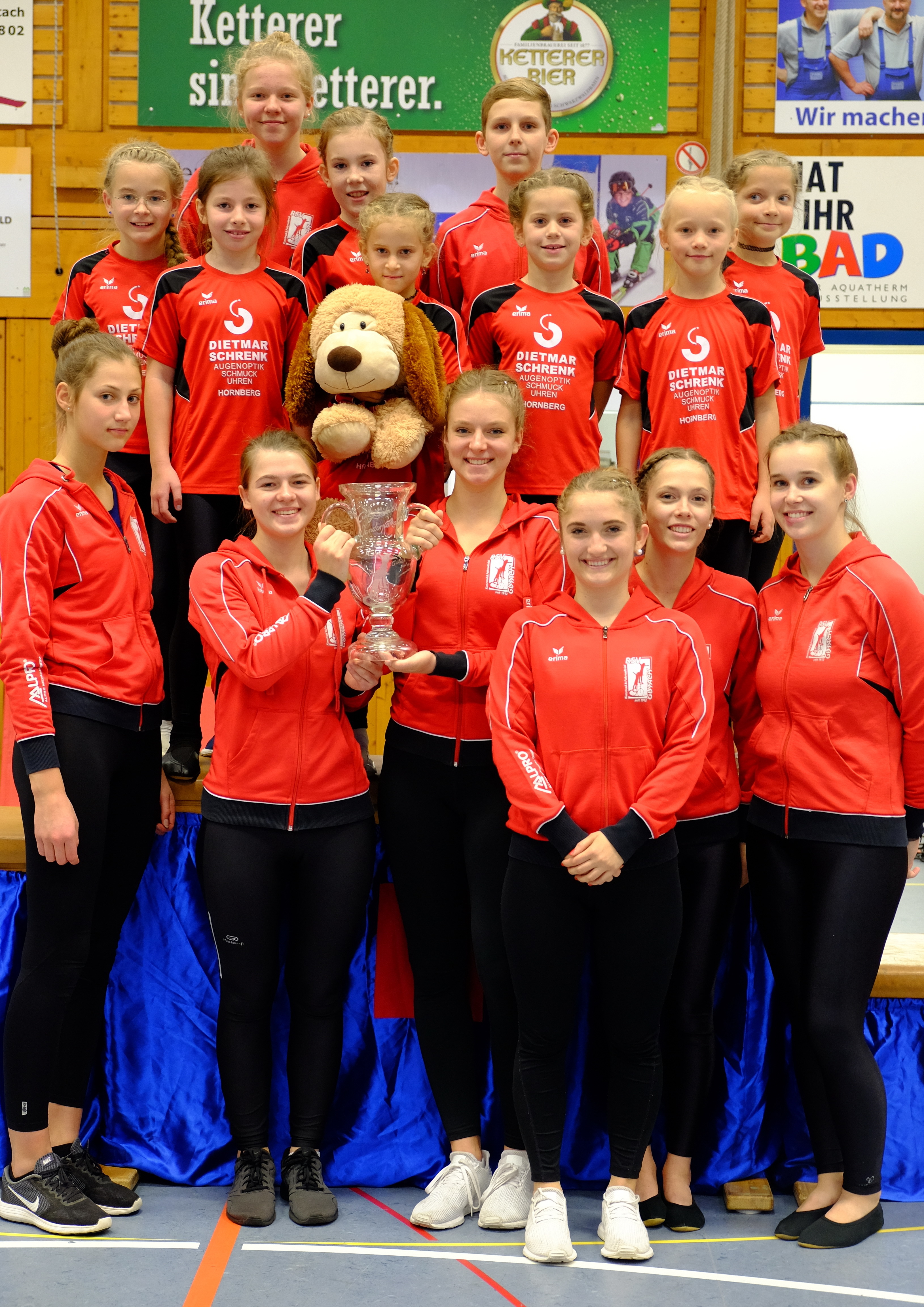 Die erfolgreichen Nachwuchssportlerinnen und -sportler des RSV Gutach mit dem Pokal