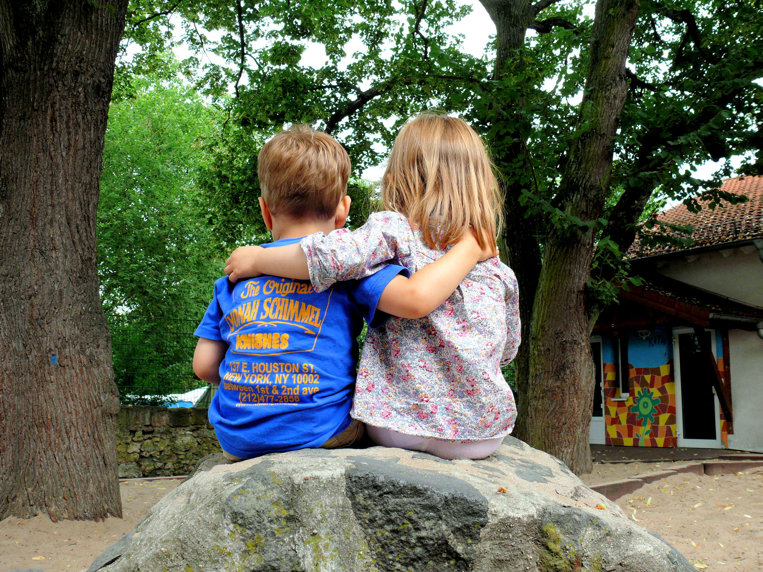 Werden Kinderköpfe besonders eng zusammengesteckt, haben es Kopfläuse leicht.