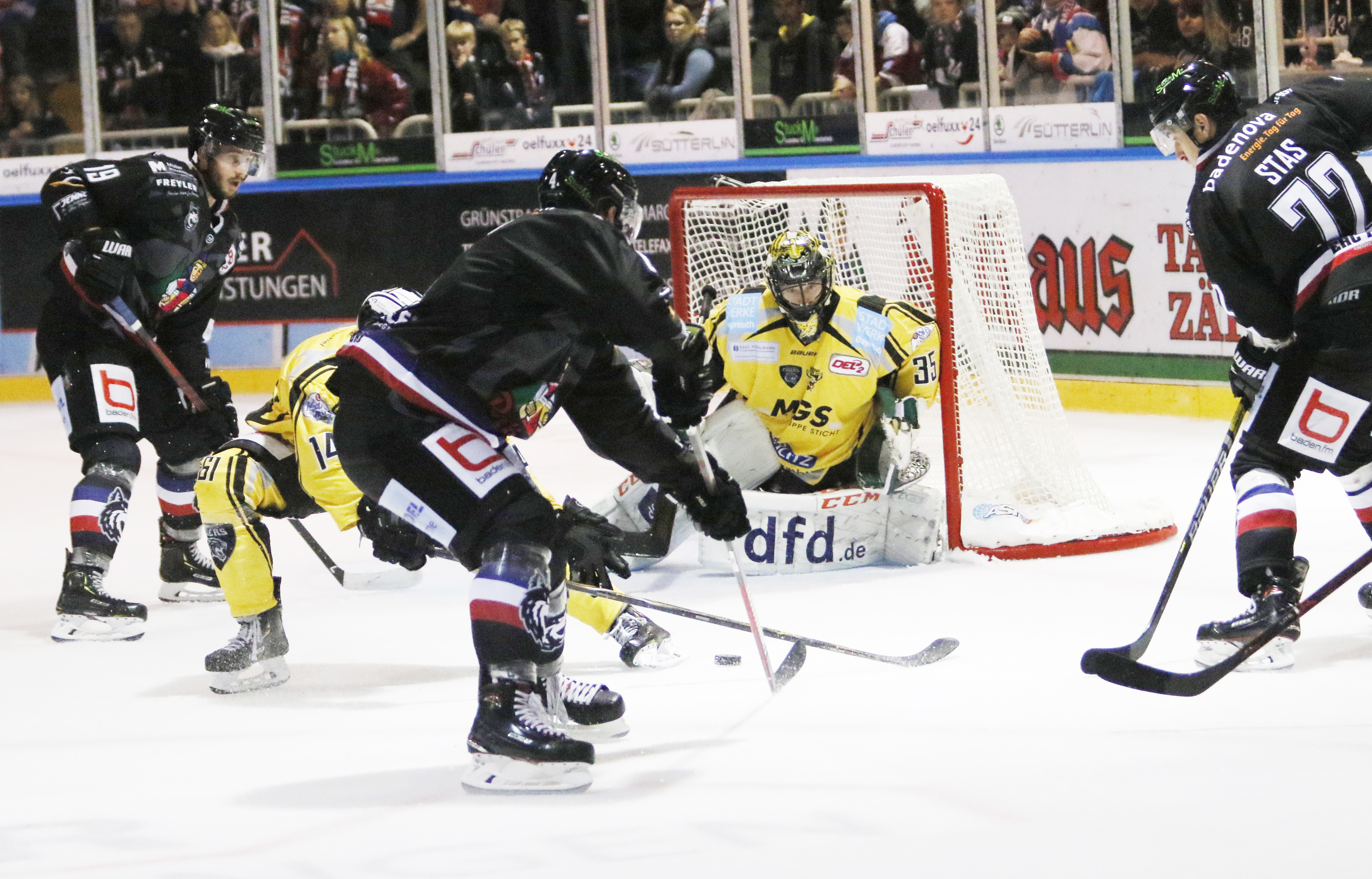 Der EHC Freiburg (dunkles Trikot) will heute beim Auswärtsspiel in Bad Nauheim punkten.