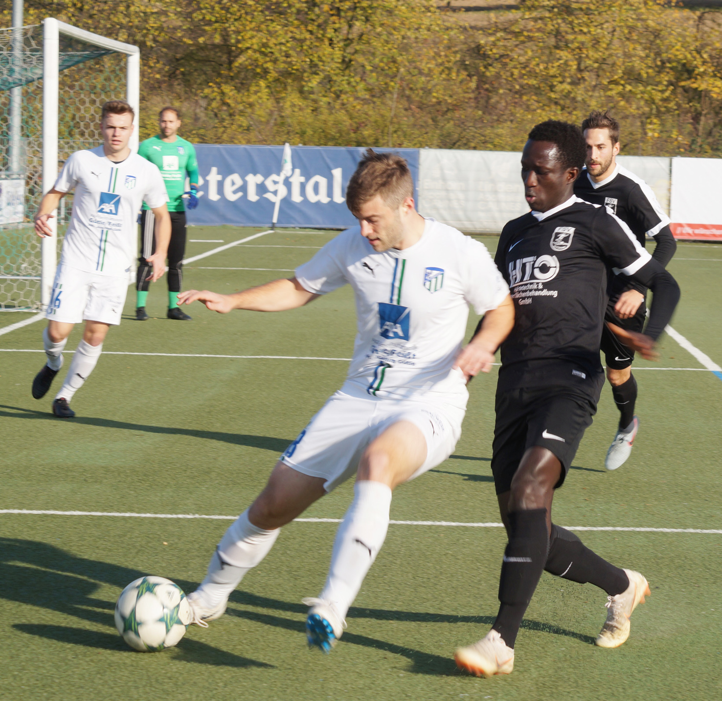 Der SC Durbachtal (weißes Trikot) hatte im Spiel gegen den FSV Altdorf alles unter Kontrolle.