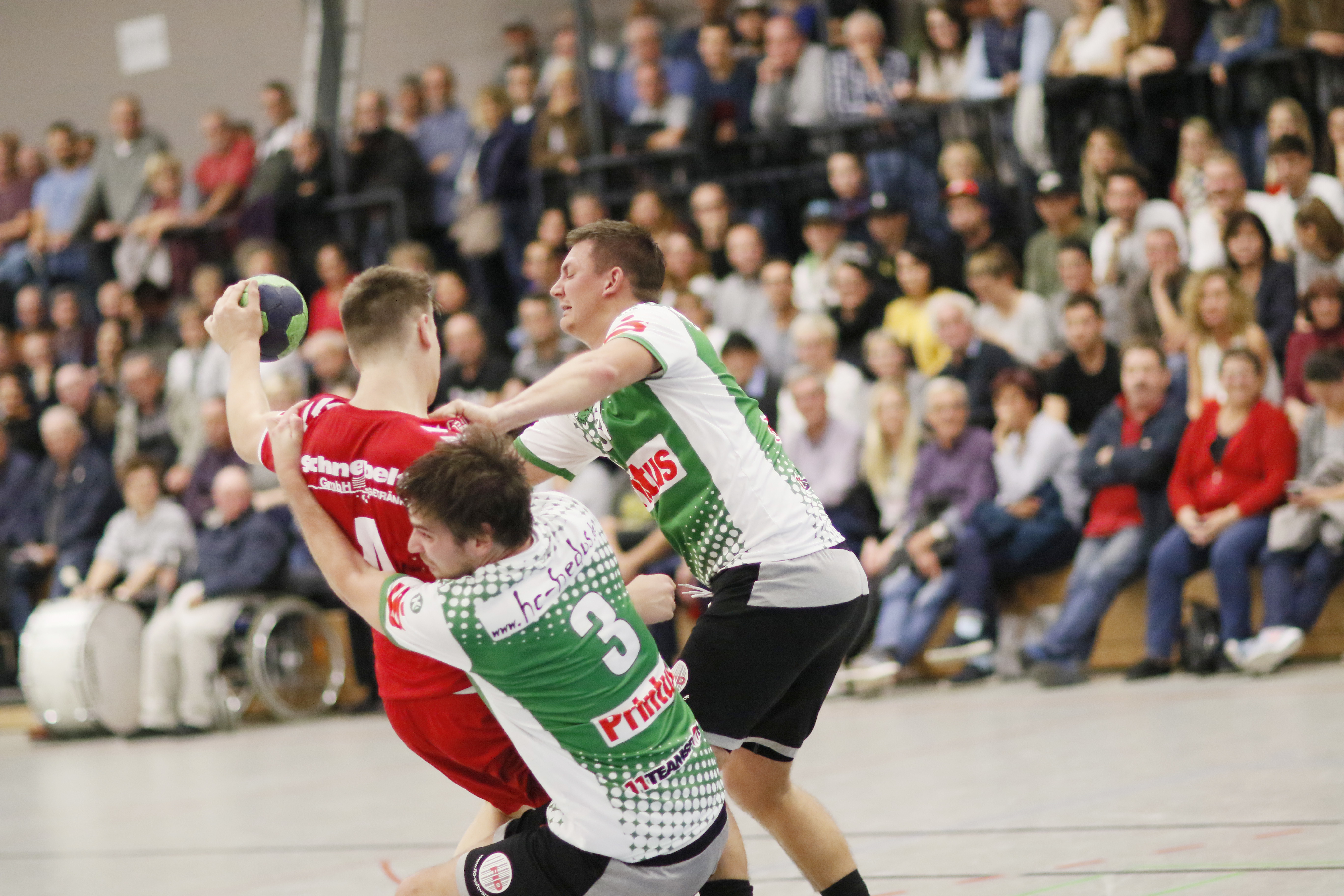Der TuS Schutterwald (rotes Trikot) kassierte im Derby gegen Hedos Elgersweier die erste Saisonniederlage.
