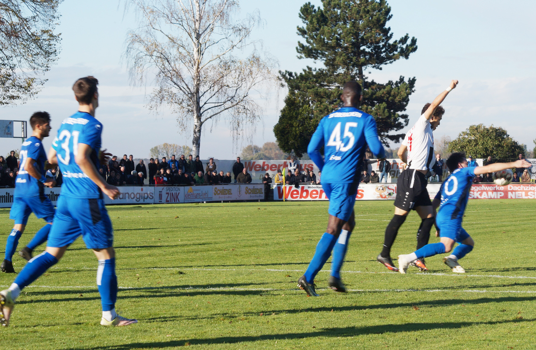 Der SV Oberachern (blaues Trikot) hat das Pokalaus in Linx verkraftet und siegte mit 6:1 gegen den FC Germania Friedrichstal mit 6:1.