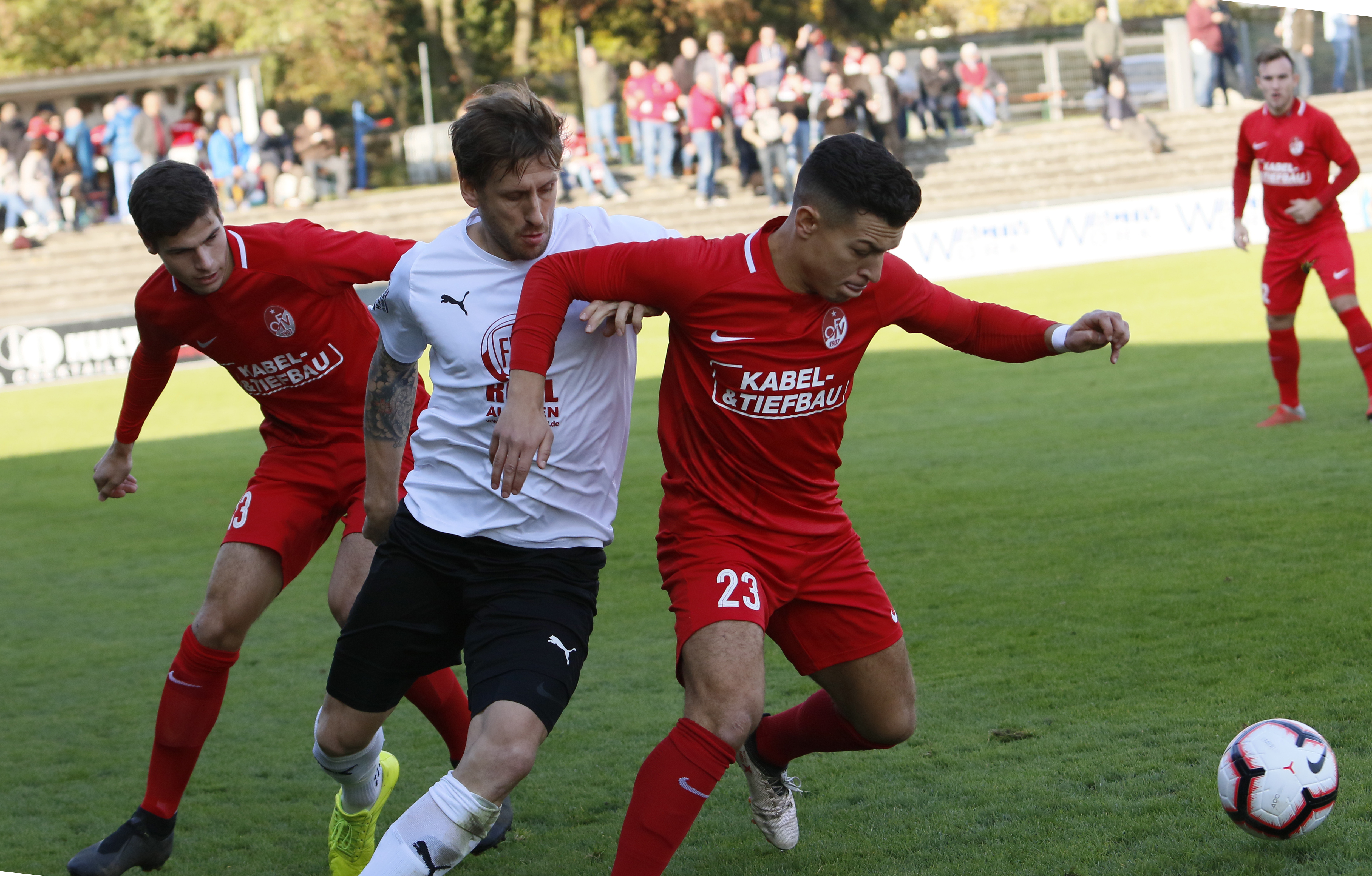 Der Offenburger FV (rotes Trikot) musste gestern Nachmittag eine bittere 1:2-Heimniederlage gegen den FC Auggen hinnehmen.