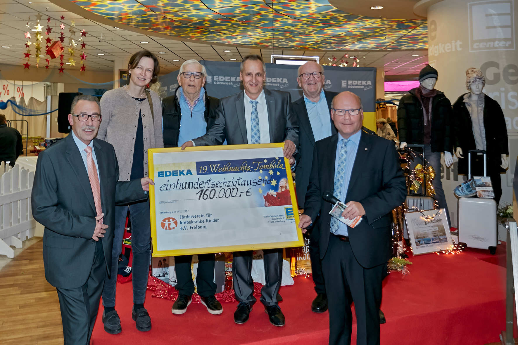 Bei der Scheckübergabe an den Förderverein für krebskranke Kinder freuten sich im vergangenen Dezember alle Beteiligten. Sagenhafte 160.000 Euro hatte die Tombola 2017 erbracht. Jeder Cent kommt den Kindern und ihren Familien direkt zugute. Von links: Josef Tetz, Dr. Simone Hettmer (Uniklinik Freiburg), Vorstandsmitglied Wolfgang L. Obleser, Franz Bähr, Vorstandsmitglied Bernd Rendler sowie Winfried Luibrand, Verkaufsleiter Edeka Südwest