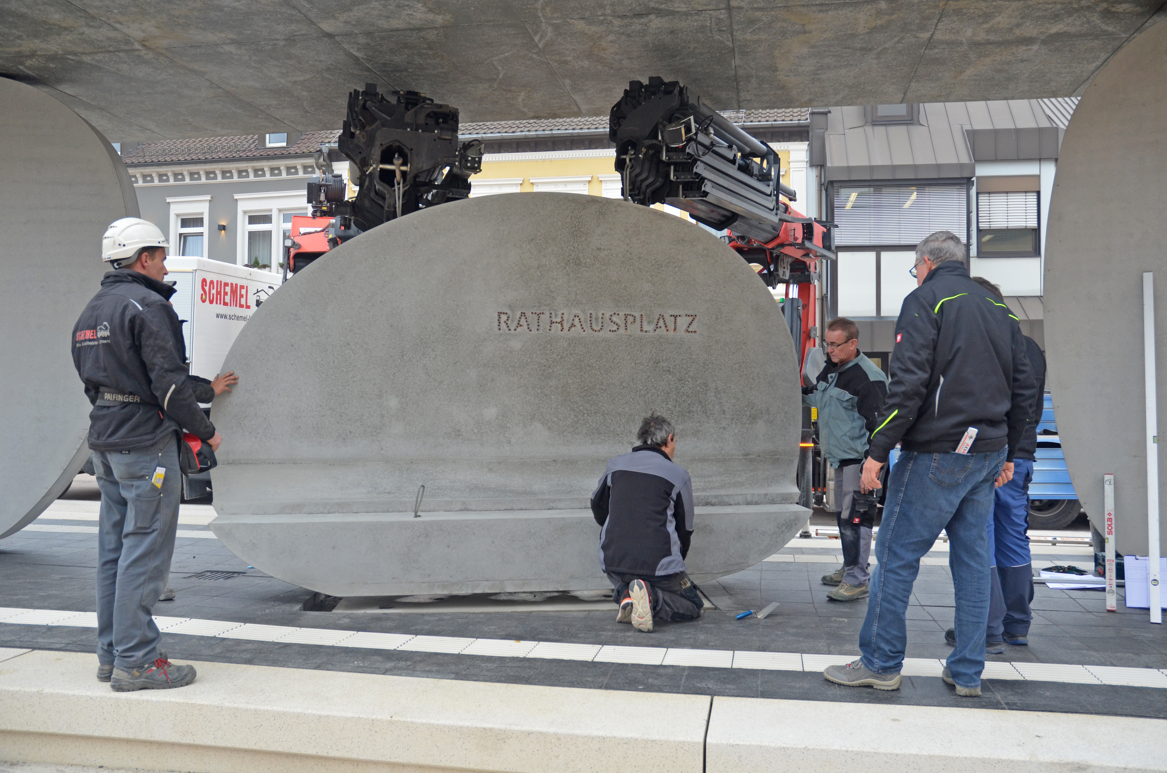 Die Sitzbank der neuen Tramhaltestelle Rathausplatz
