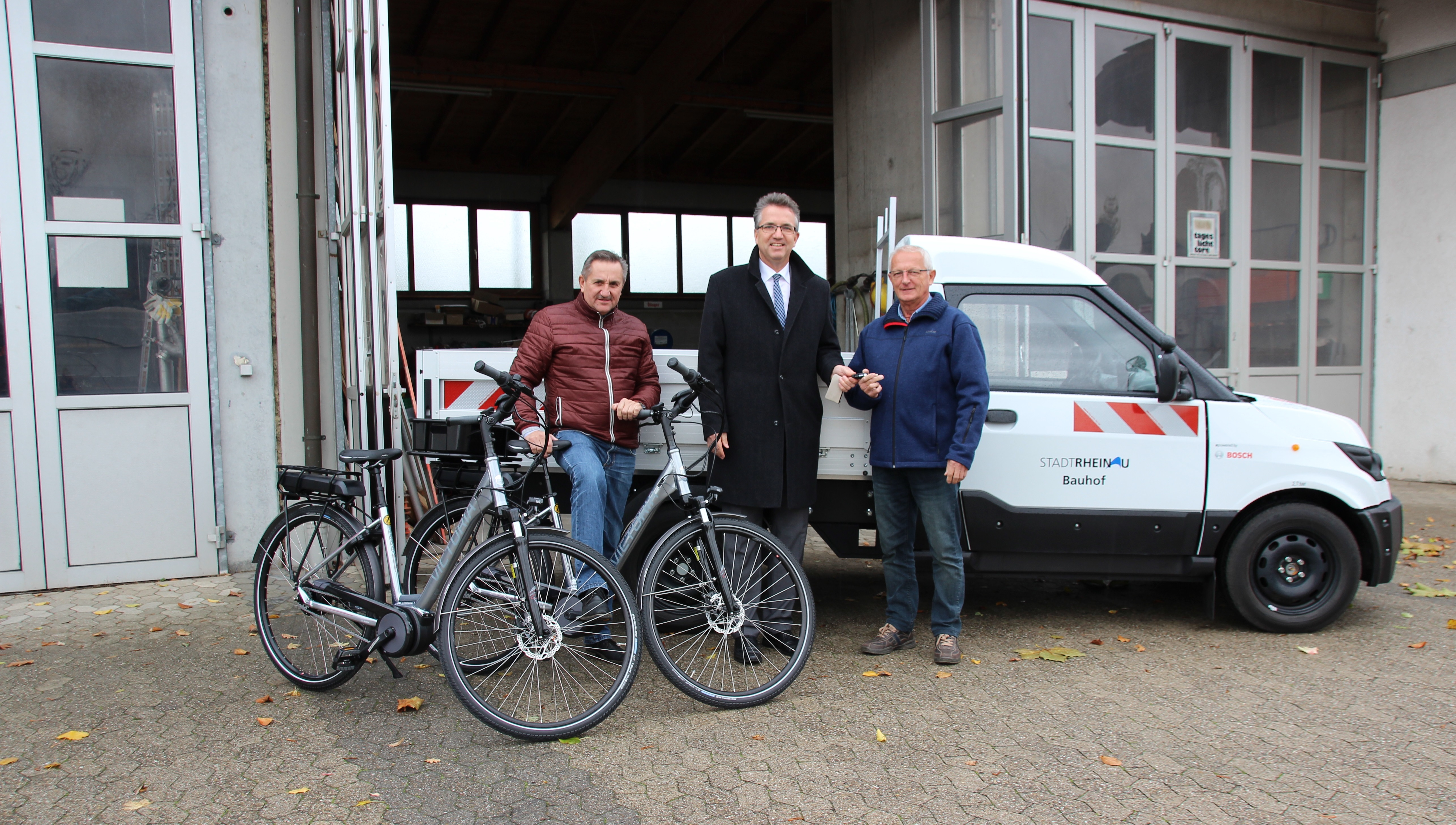 Bei der Schlüsselübergabe für den neuen Streetscooter: Bürgermeister Michael Welsche (Mitte), rechts Bauhofleiter Arno Weber und Bauamtsleiter Roland Mündel auf einem neu angeschafften Pedelec