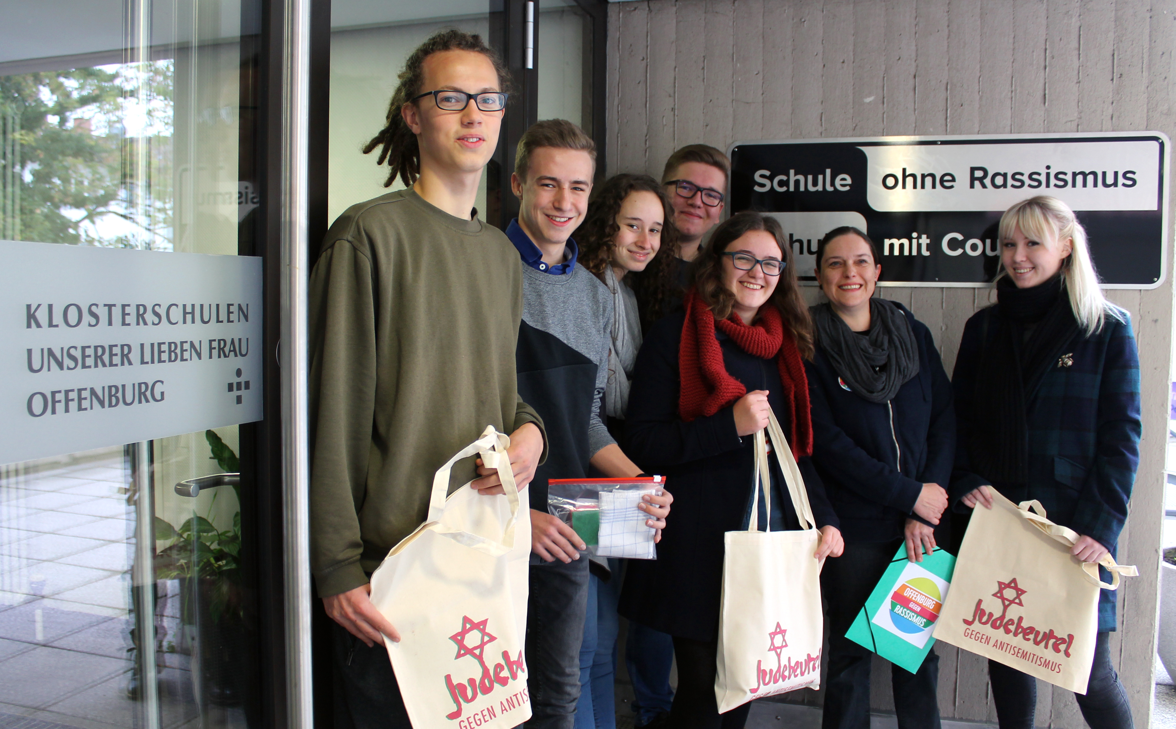 Sie organisieren für die neunten Klassen ihrer Schulen zusammen mit Jenny Haas (Zweite von rechts) das Putzen der Gedenksteine (von links): Max Eberle, David Augustin, Anna Vitiello, Noel Treffinger, Jana Schwab und Hannah Asprion.