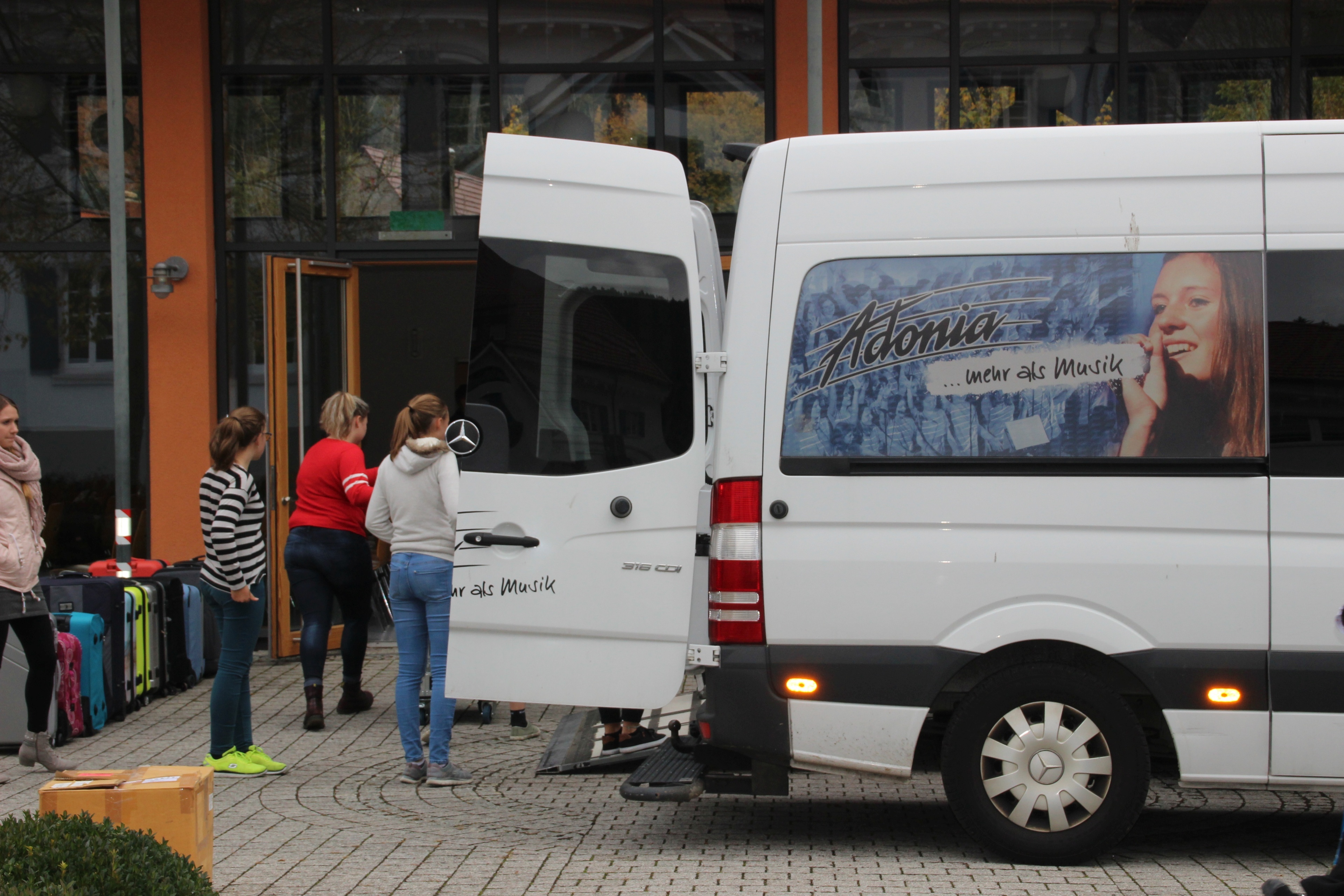 Ausladen der 6t Bühnen- und Tontechnik