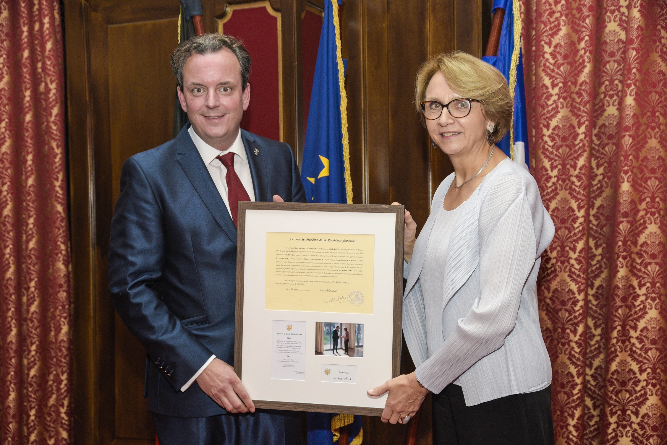 Die Botschafterin Frankreichs in Deutschland Anne-Marie Descôtes und der neue französische Honorarkonsul Michael Mack