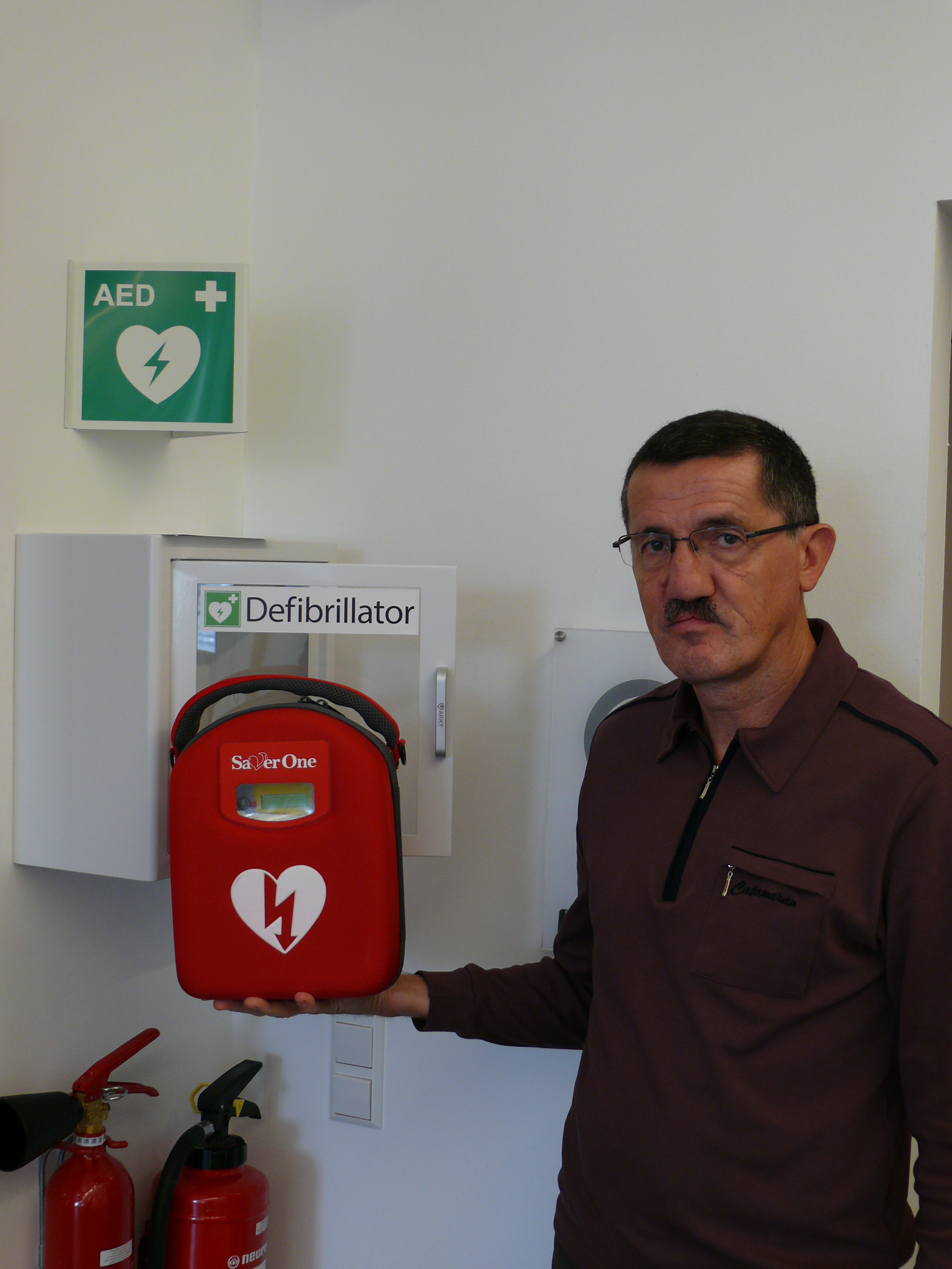 Danke einer Spende der Regionalstiftung der Sparkasse Offenburg/Ortenau sind nun im Bürgerhaus, in der Kahlenberghalle und im Rathaus Defibrillatoren verfügbar.