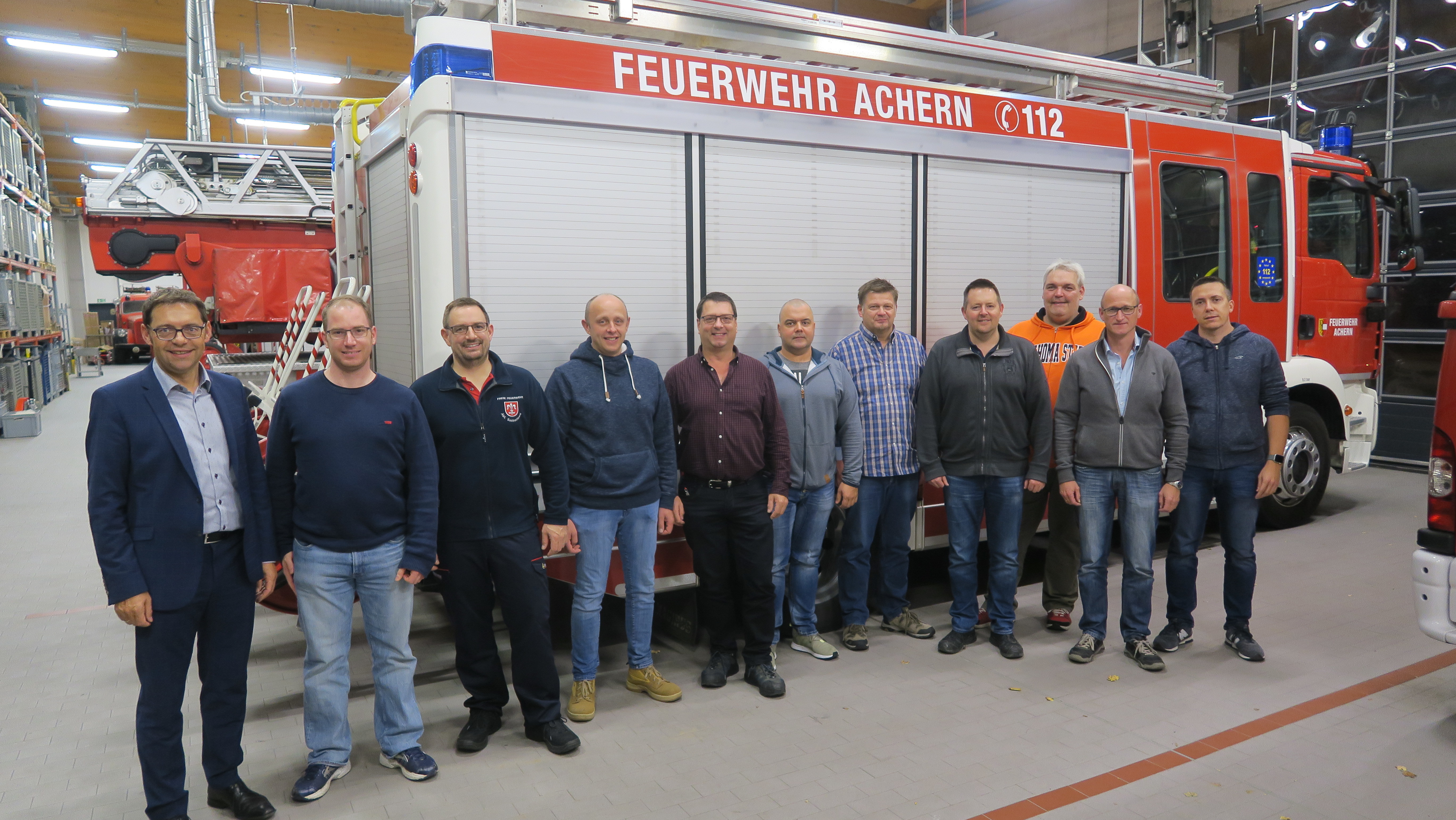 Oberbürgermeister Klaus Muttach mit Feuerwehrkommandant Michael Wegel, den beiden stellvertretenden Kommandanten und den Abteilungskommandanten