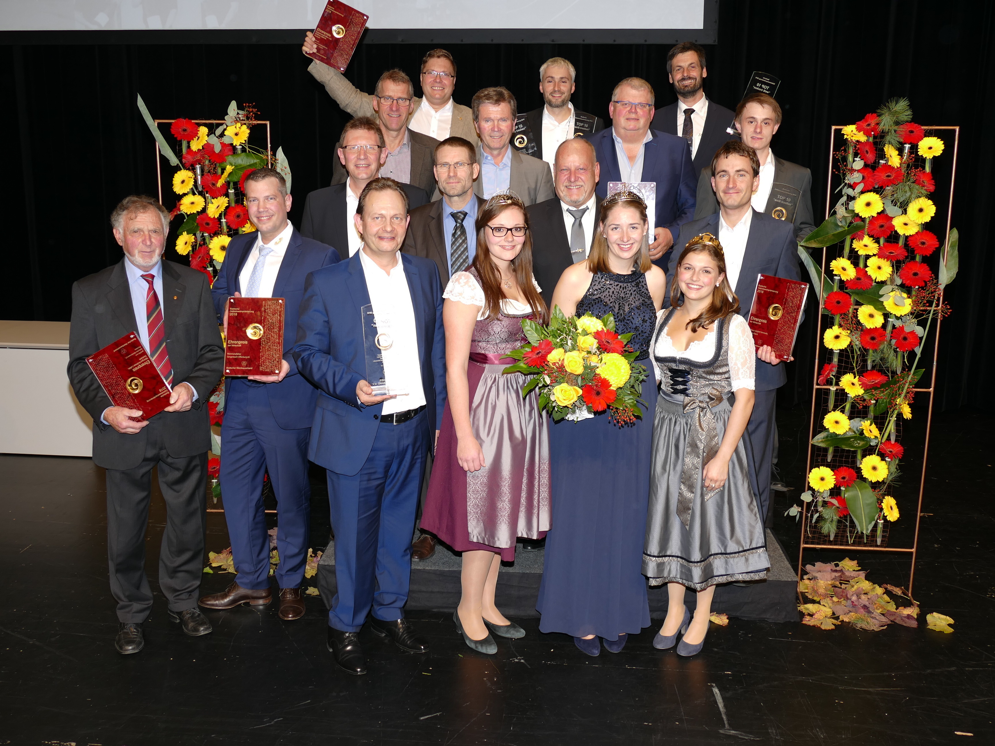 Die erfolgreichen Offenburger Weinmacher mit der badischen Weinkönigin Miriam Kaltenbach (Mitte), der Ortenauer WeinprinzessinVictoria Lorenz (links) und der Durbacher Weinprinzessin Sina Erdrich.