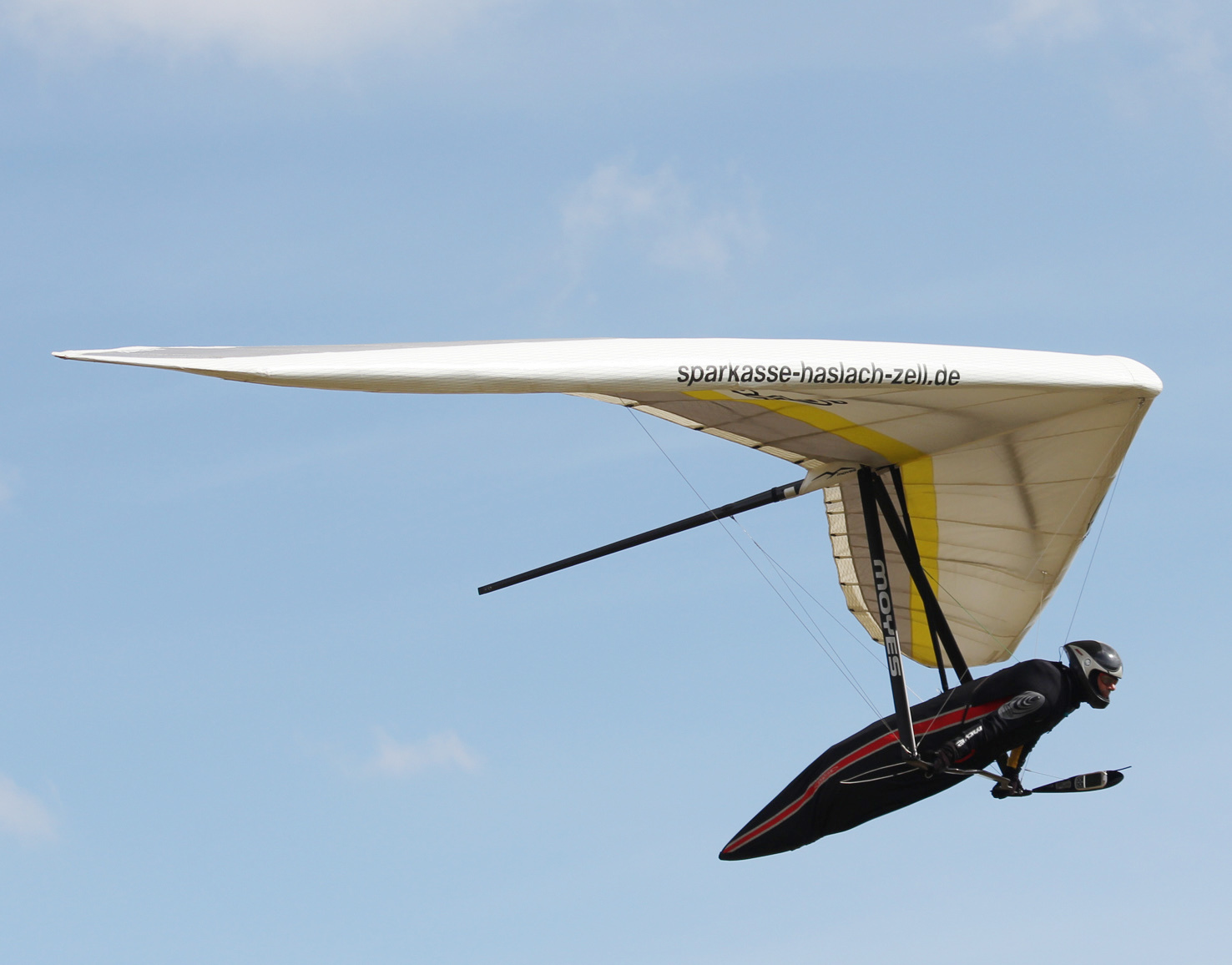 Der Gutacher Roland Wöhrle mit seinem Drachenflieger