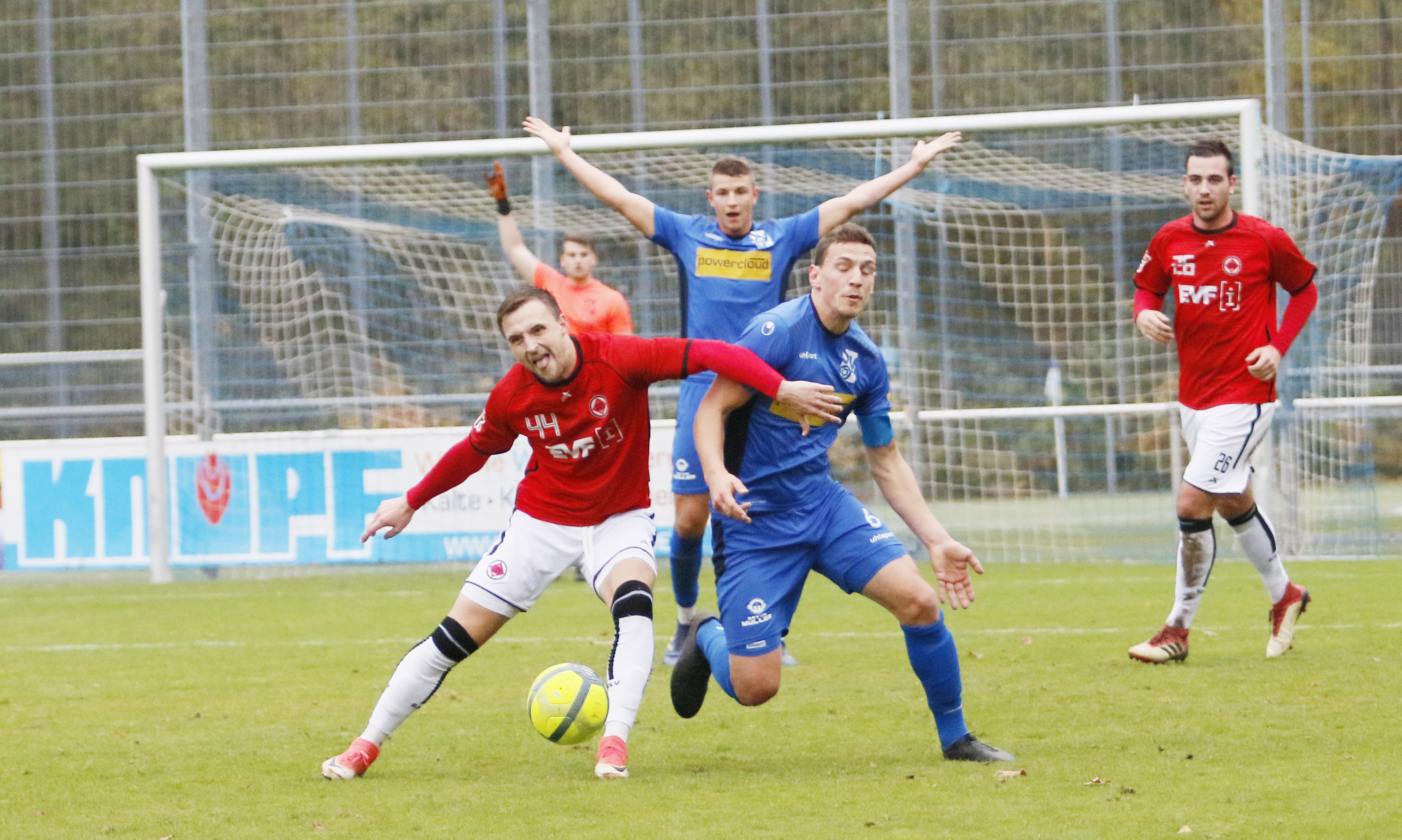 Die Göppinger (rotes Trikot) waren beim Spiel in Oberachern meistens einen Schritt schneller als der SVO.