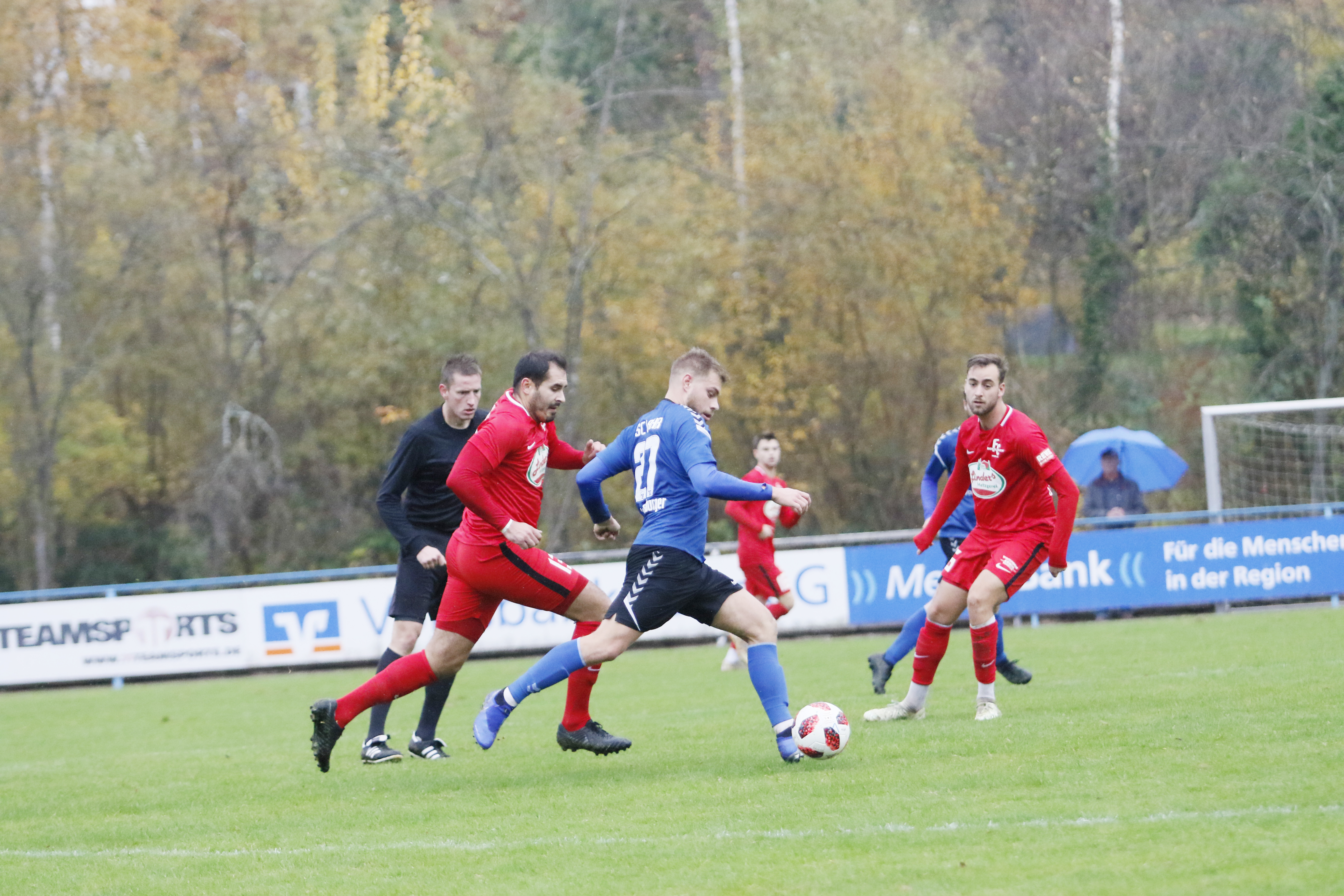 Zu selten sah man den SC Lahr (blaues Trikot) so schwungvoll im Vorwärtsgang.