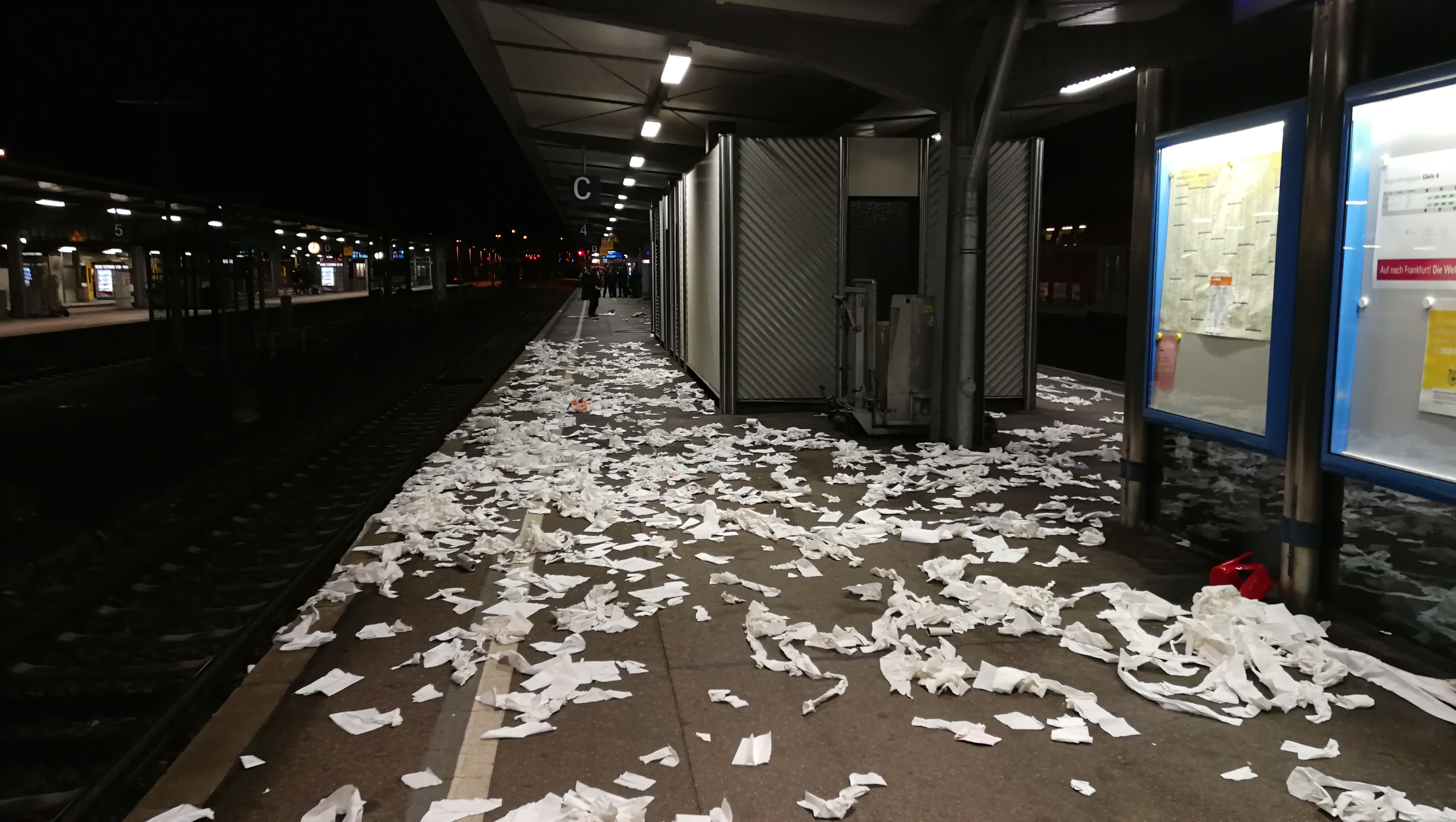Verunreinigungen durch Fußballfans im Bahnhof Offenburg